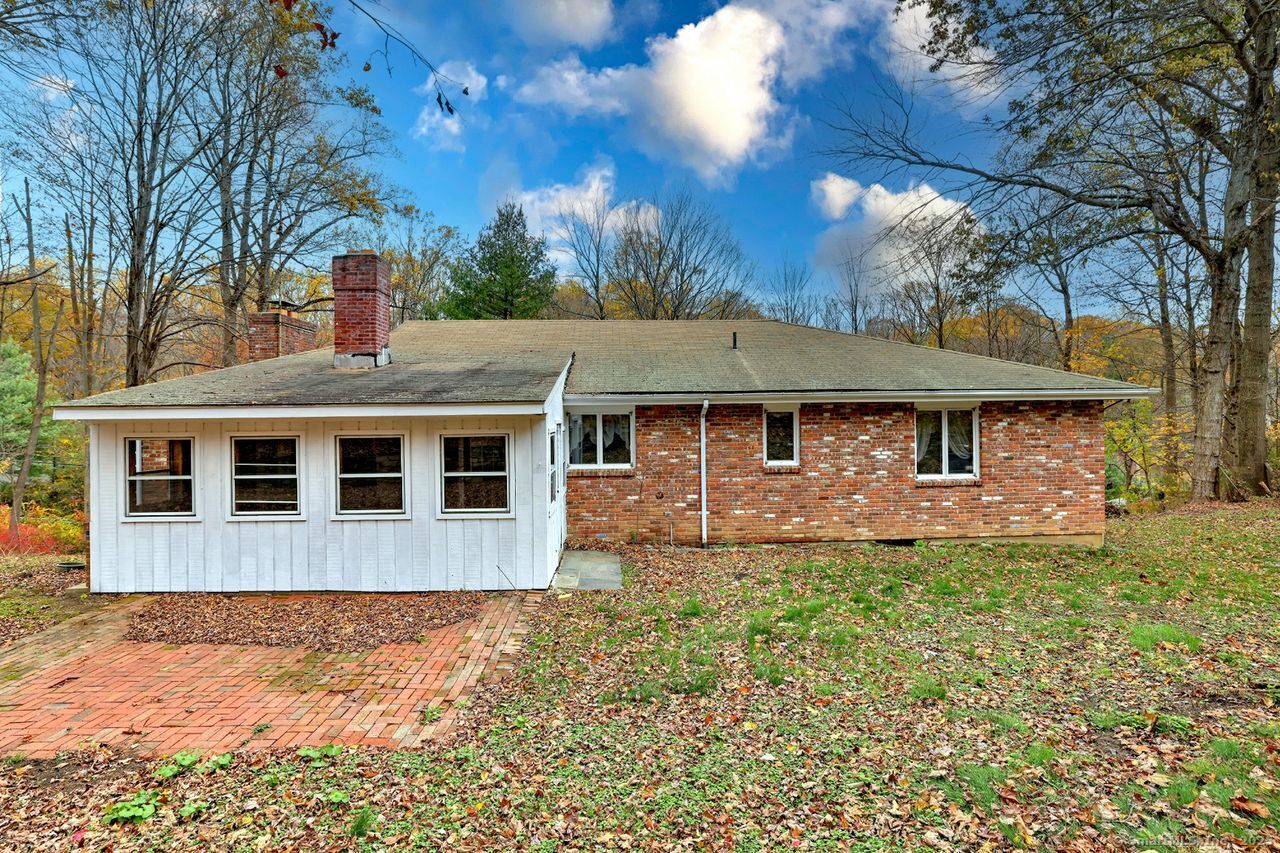 Trumbull, Connecticut, 06611, United States, 3 Bedrooms Bedrooms, ,2 BathroomsBathrooms,Residential,For Sale,1988138