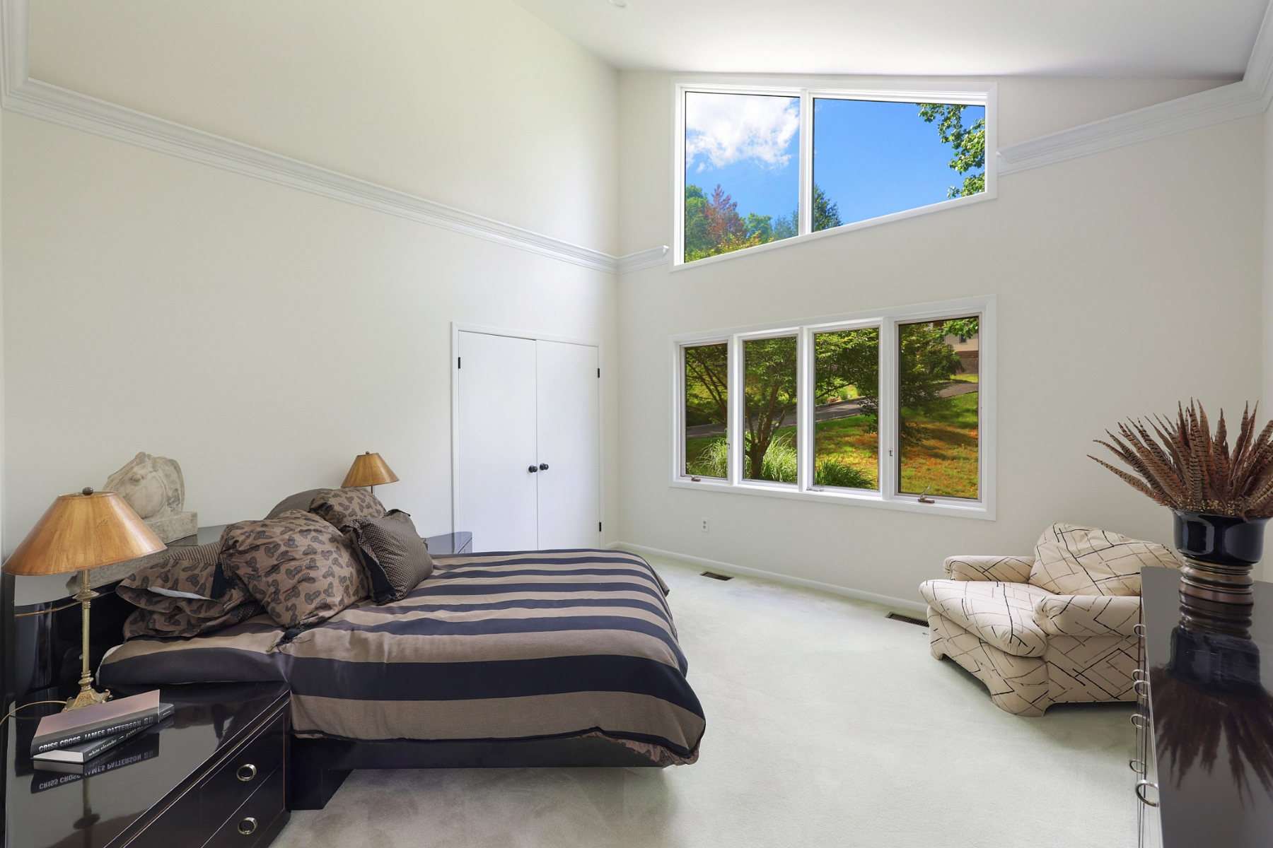  Spacious Living, Thoughtful Updates and Desirable Location - 物件實景