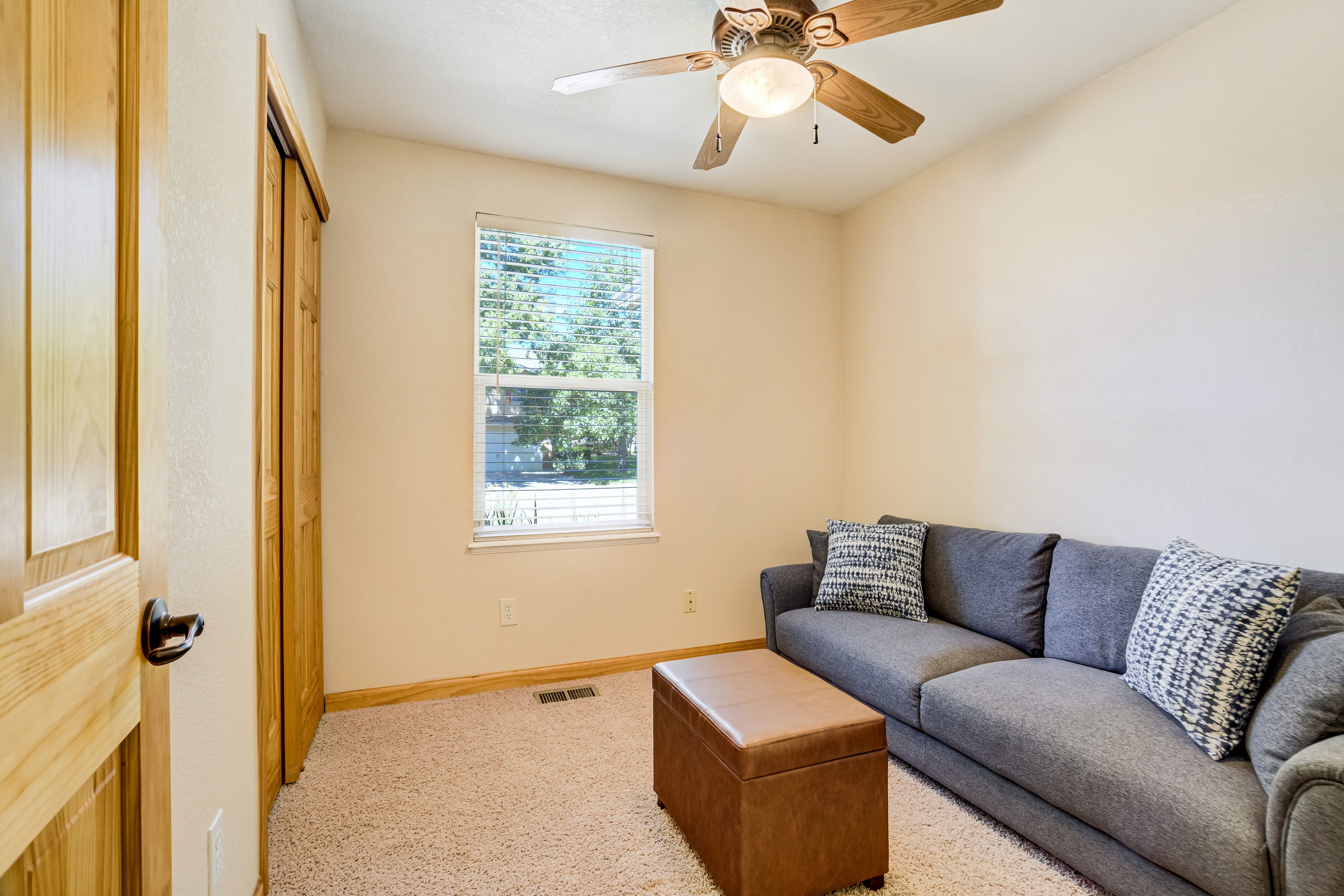  Nestled on a Spacious Corner Lot, Discover Mountain Charm w/ Warm Wood Accents - 物件實景