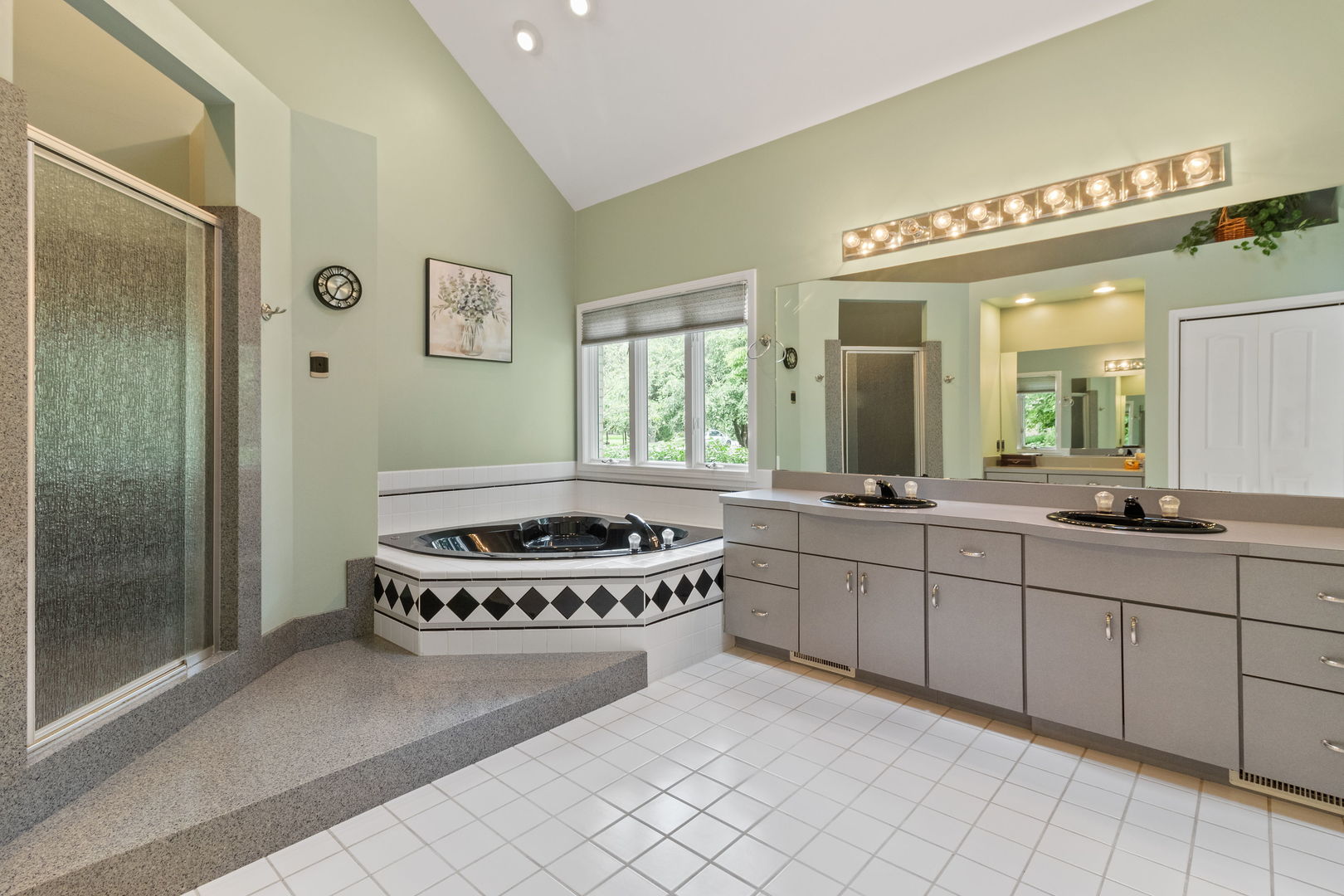 Shorewood, Illinois, 60404, United States, 4 Bedrooms Bedrooms, ,4 BathroomsBathrooms,Residential,For Sale,1971315