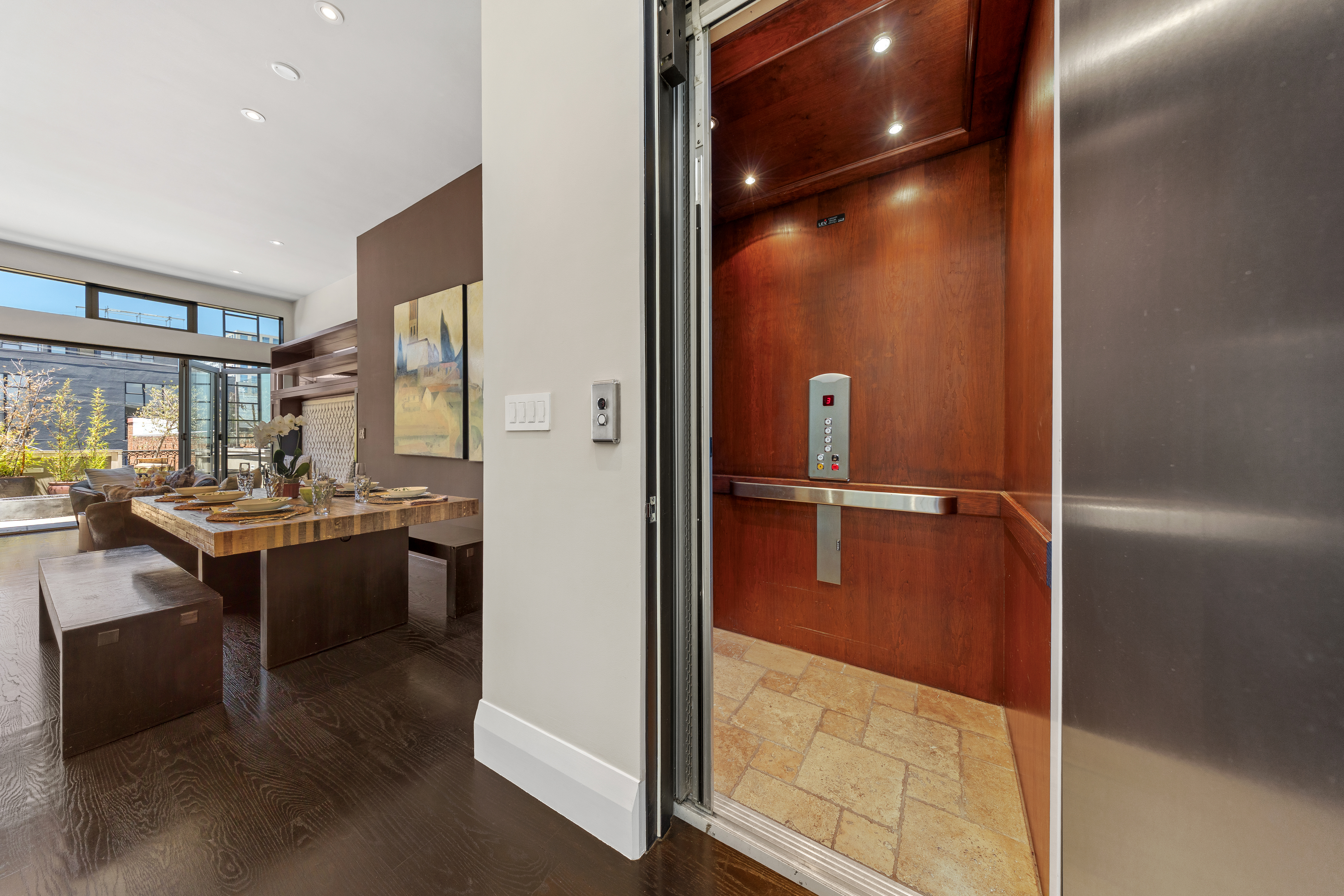  Spectacular Renovated SOMA Home with Rare Museum-Like 7-Car Garage - 物件實景
