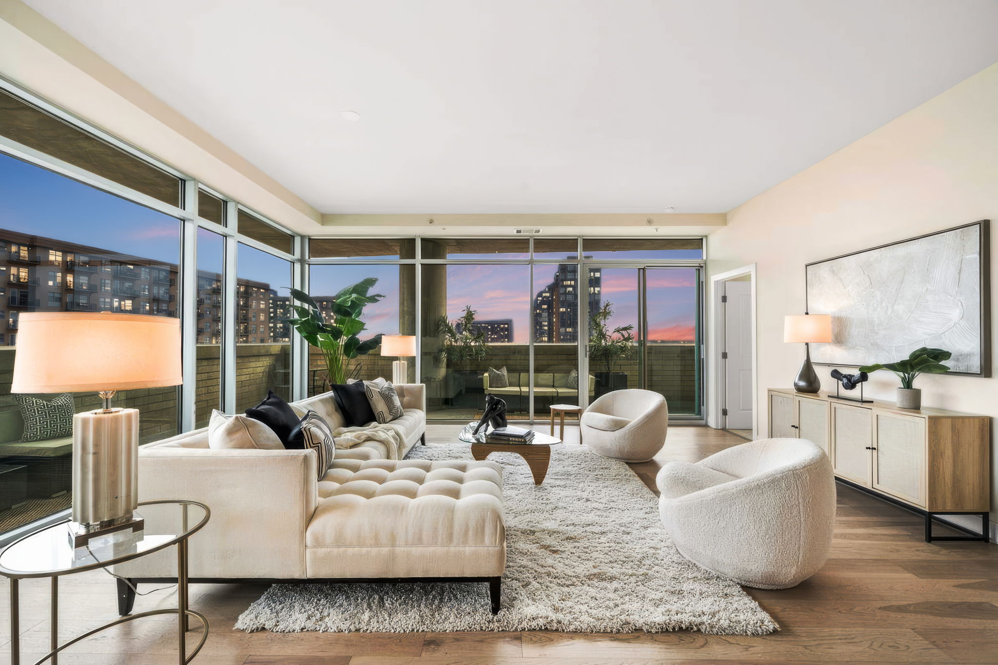  Arguably One of the Finest Condominium Opportunities Under $900,000 in Downtown - 物件實景