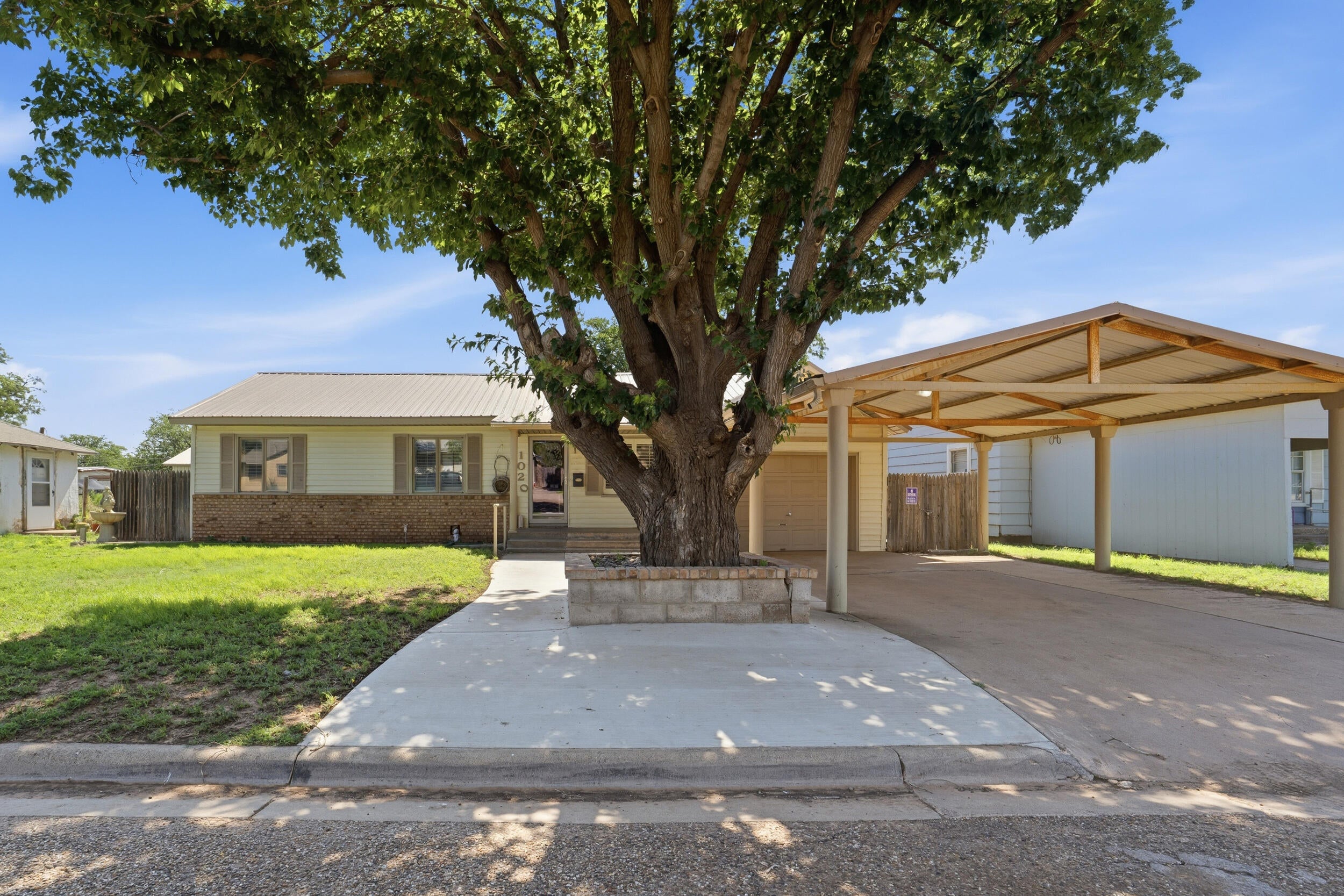 14th St, Slaton, TX 79364