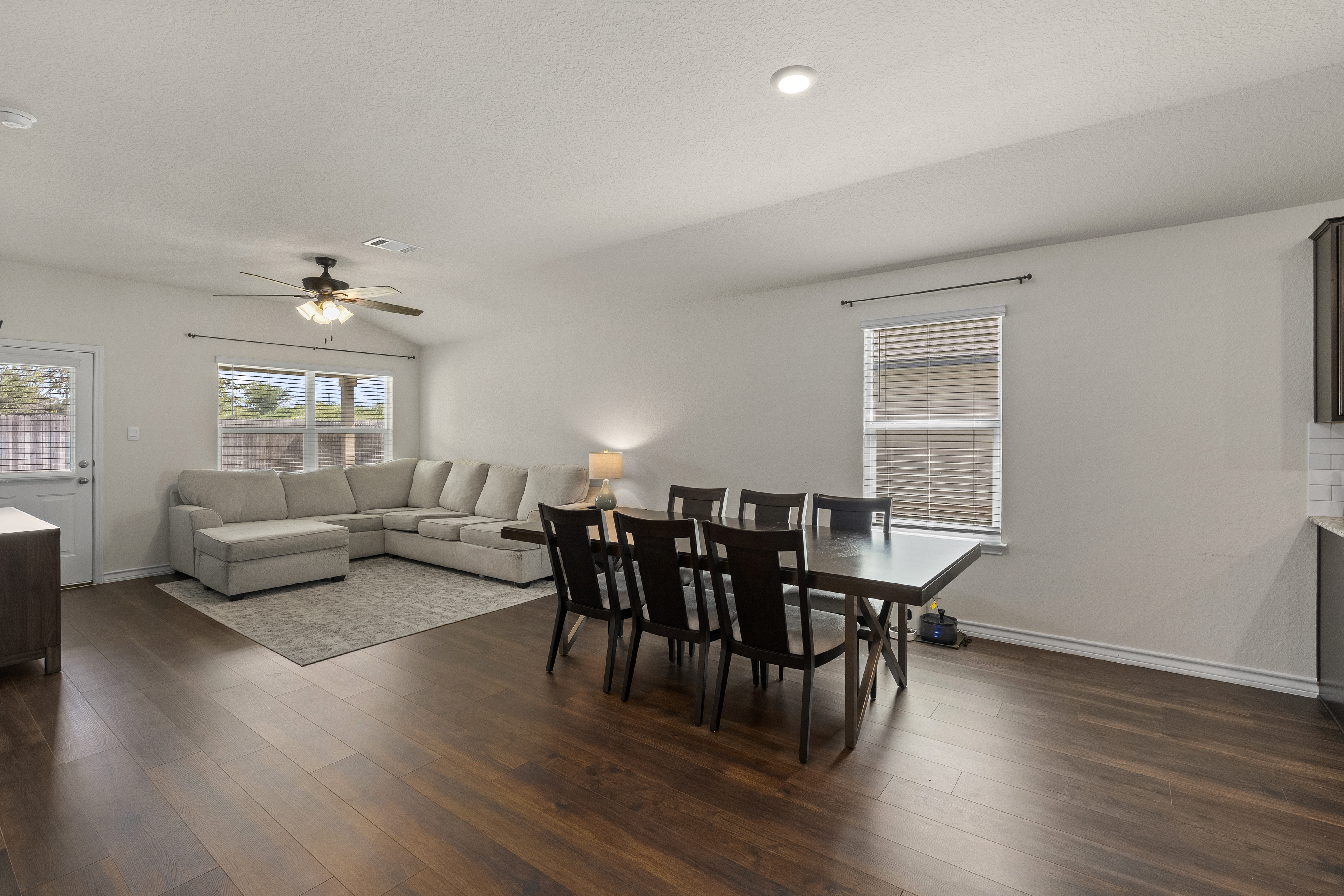  Stylish Four Bedroom with Open Layout - 物件實景