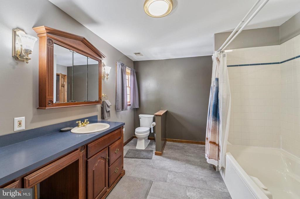 Hamilton, New Jersey, 08610, United States, 4 Bedrooms Bedrooms, ,3 BathroomsBathrooms,Residential,For Sale,1935134