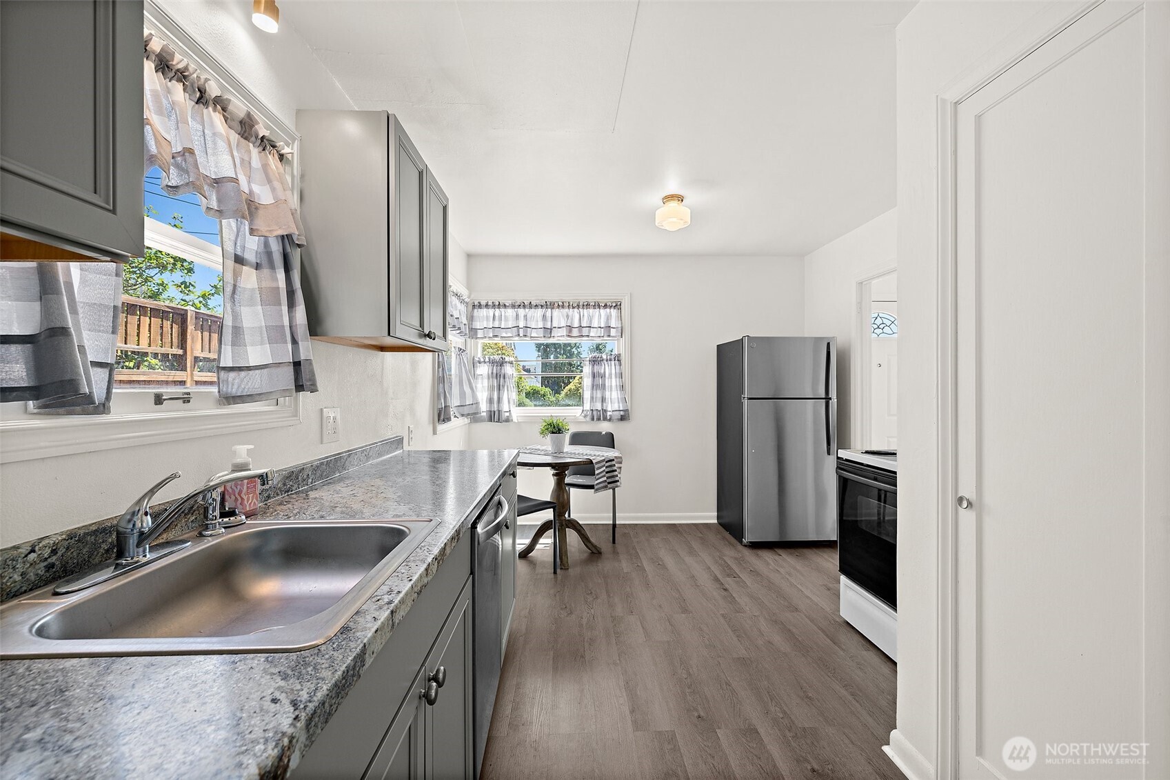 Seattle, Washington, 98199, United States, 2 Bedrooms Bedrooms, ,1 BathroomBathrooms,Residential,For Sale,1882851
