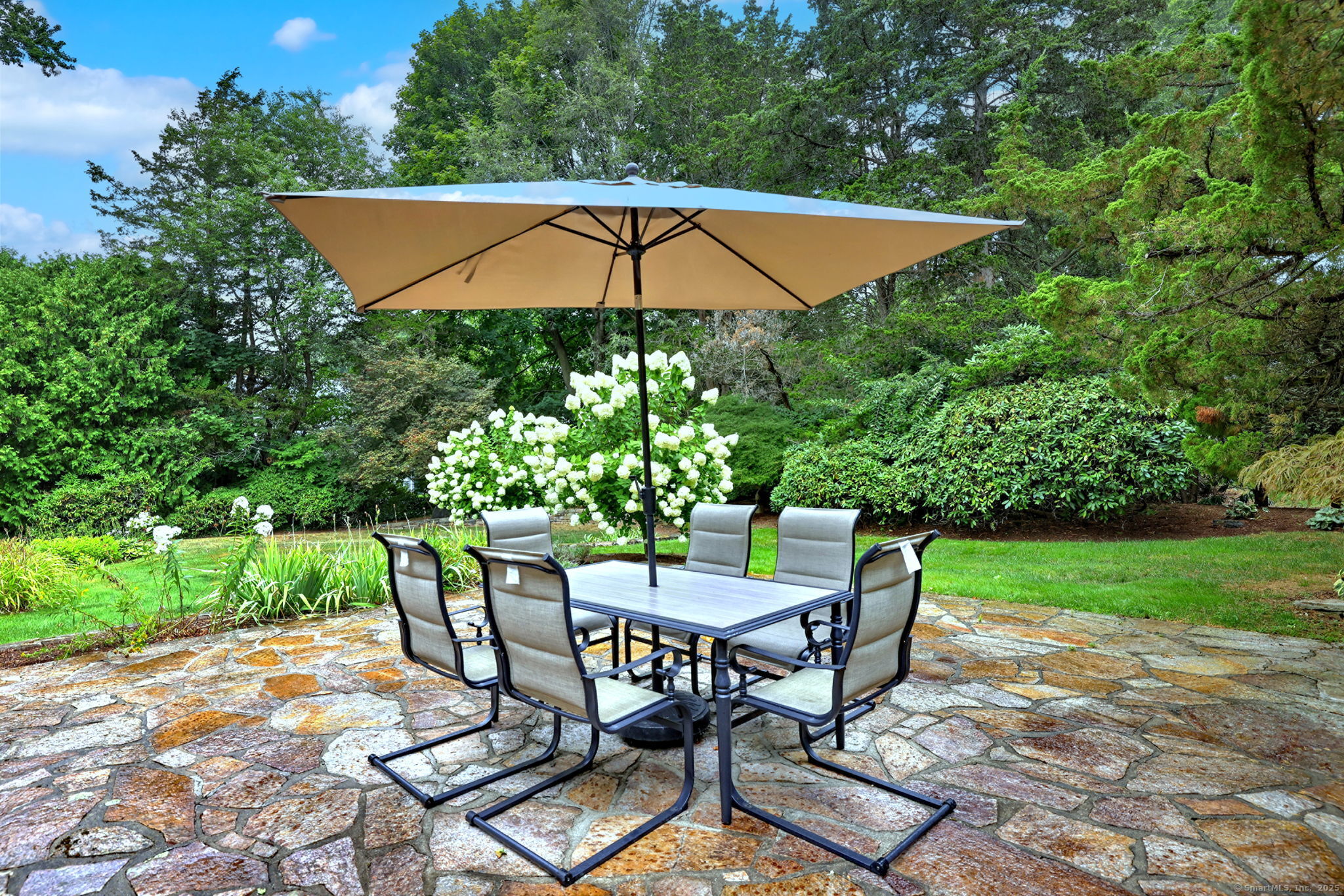 Hamden, Connecticut, 06517, United States, 5 Bedrooms Bedrooms, ,4 BathroomsBathrooms,Residential,For Sale,1924978