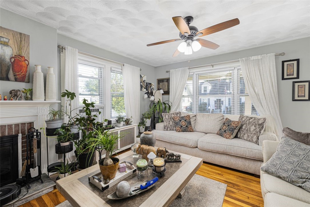 Cranston, Rhode Island, 02910, United States, 3 Bedrooms Bedrooms, ,3 BathroomsBathrooms,Residential,For Sale,1969292