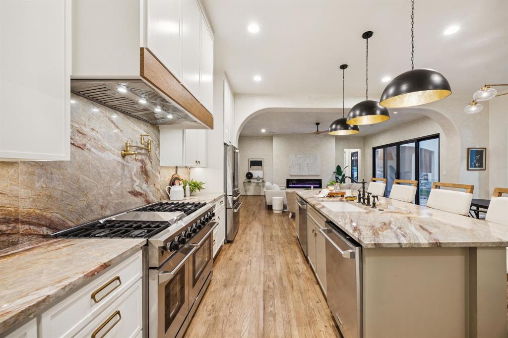 Dallas, Texas, 75211, United States, 4 Bedrooms Bedrooms, ,3 BathroomsBathrooms,Residential,For Sale,1988260