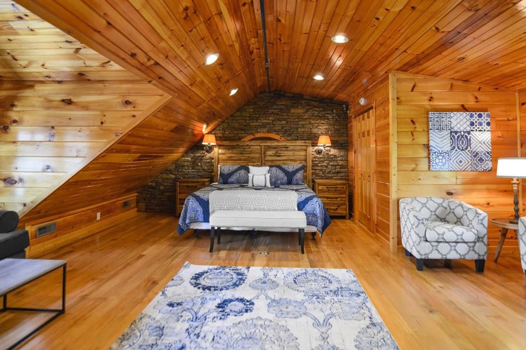 Sevierville, Tennessee, 37862, United States, 3 Bedrooms Bedrooms, ,7 BathroomsBathrooms,Residential,For Sale,1914651