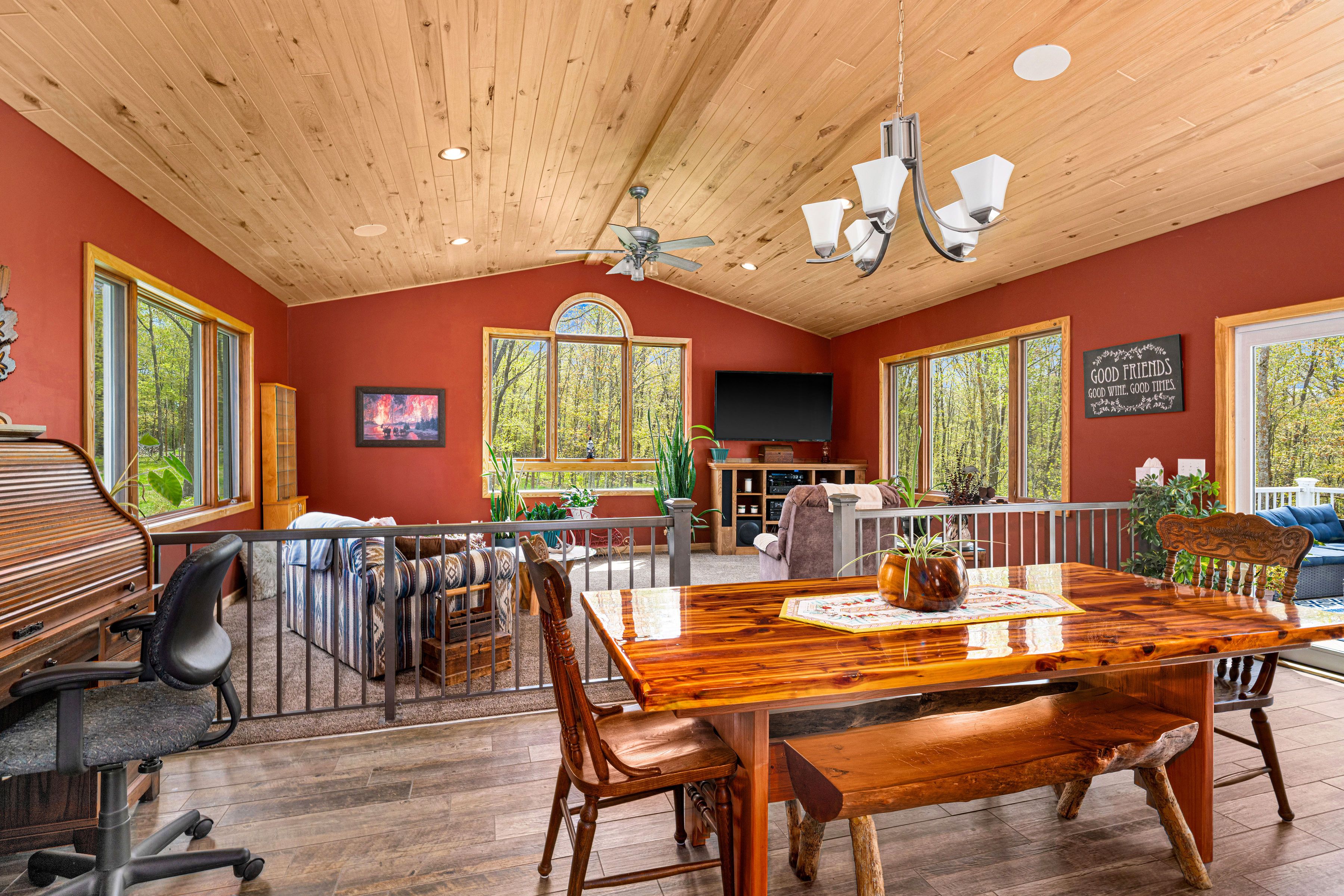  Luxury Woodland Retreat with Custom Craftsmanship and Treehouse Escape - 物件實景