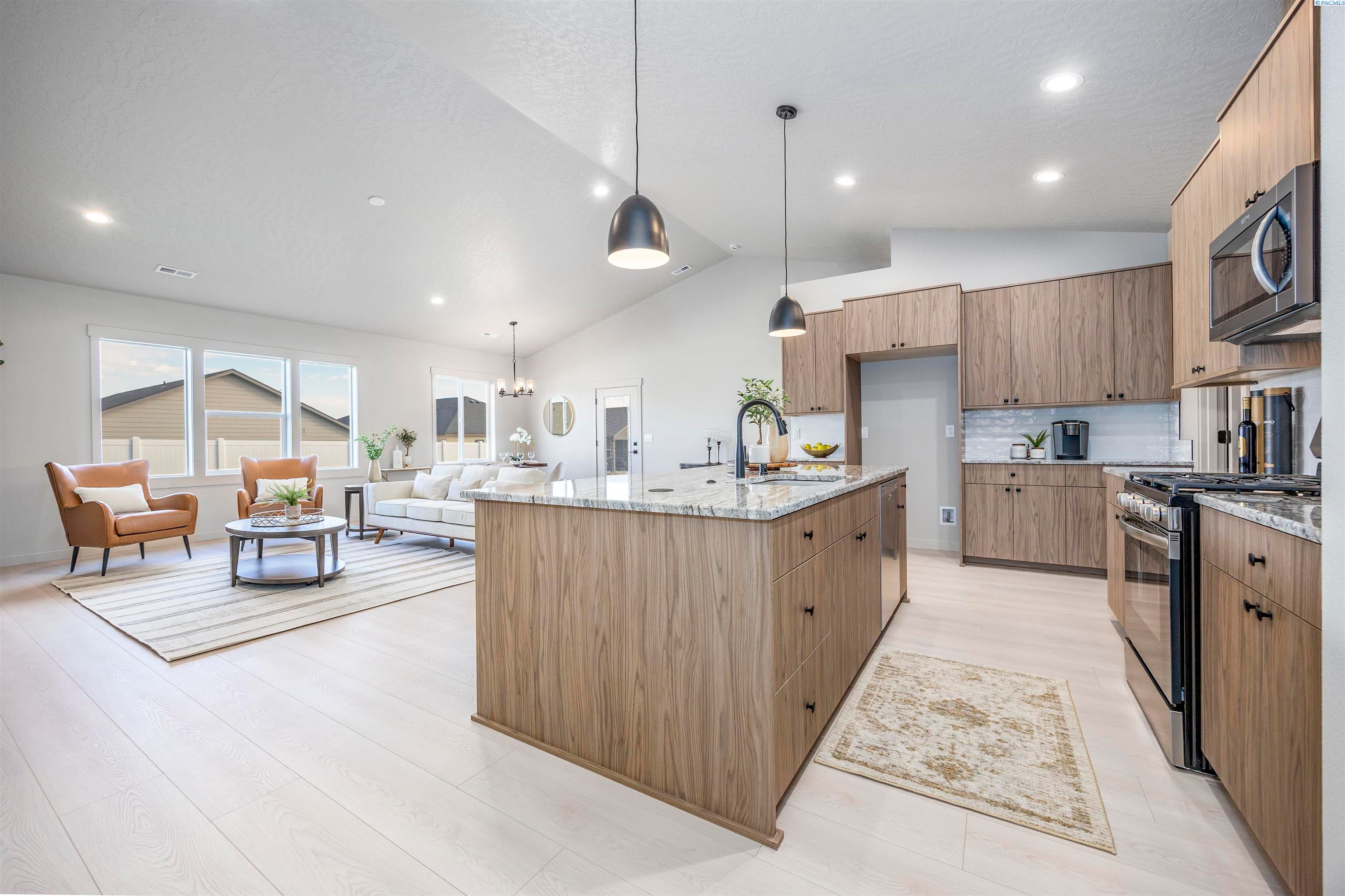 Richland, Washington, 99352, United States, 4 Bedrooms Bedrooms, ,3 BathroomsBathrooms,Residential,For Sale,1980389