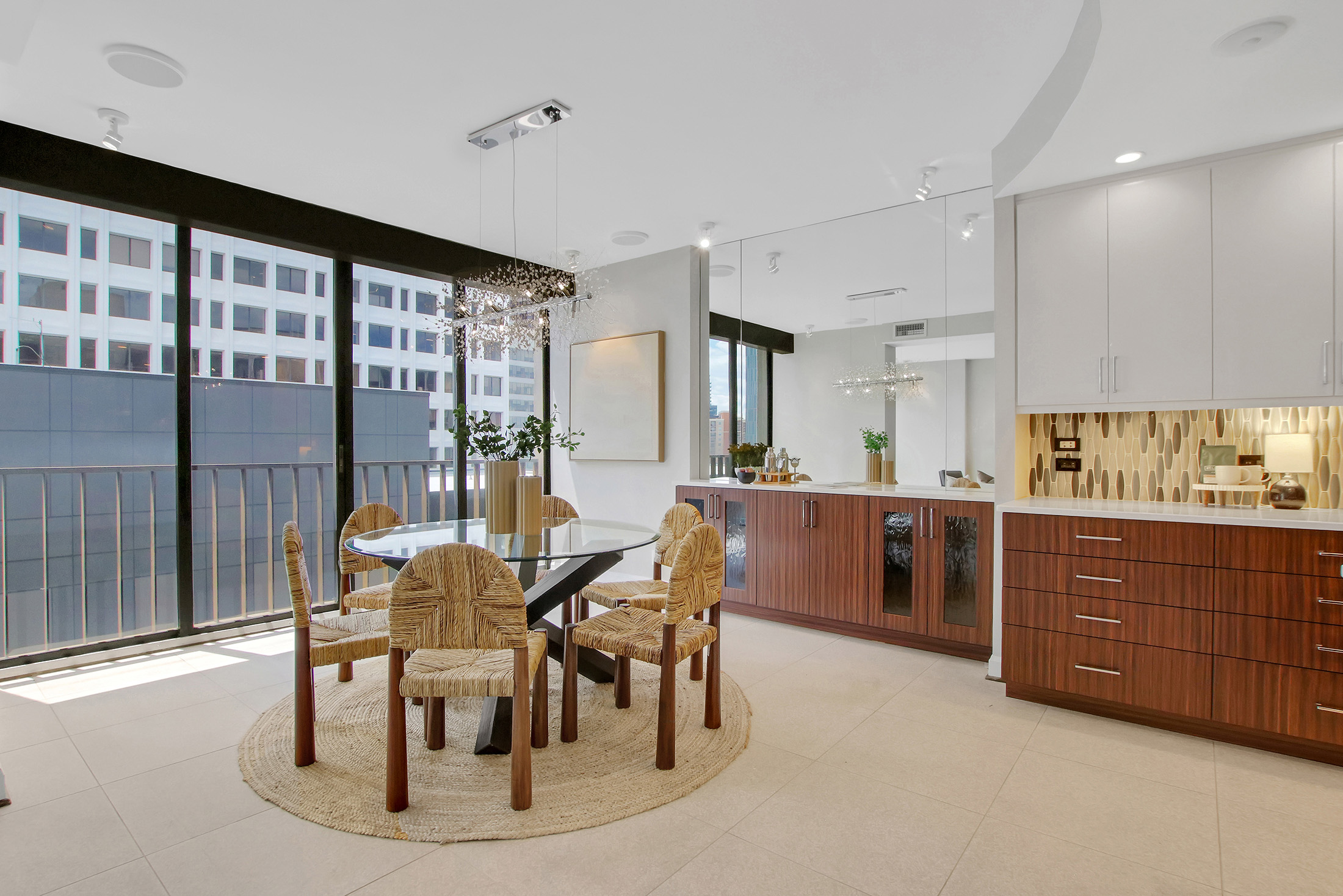  Fully Renovated Two-story Condo in the Iconic Colony House at Colony Square - 物件實景