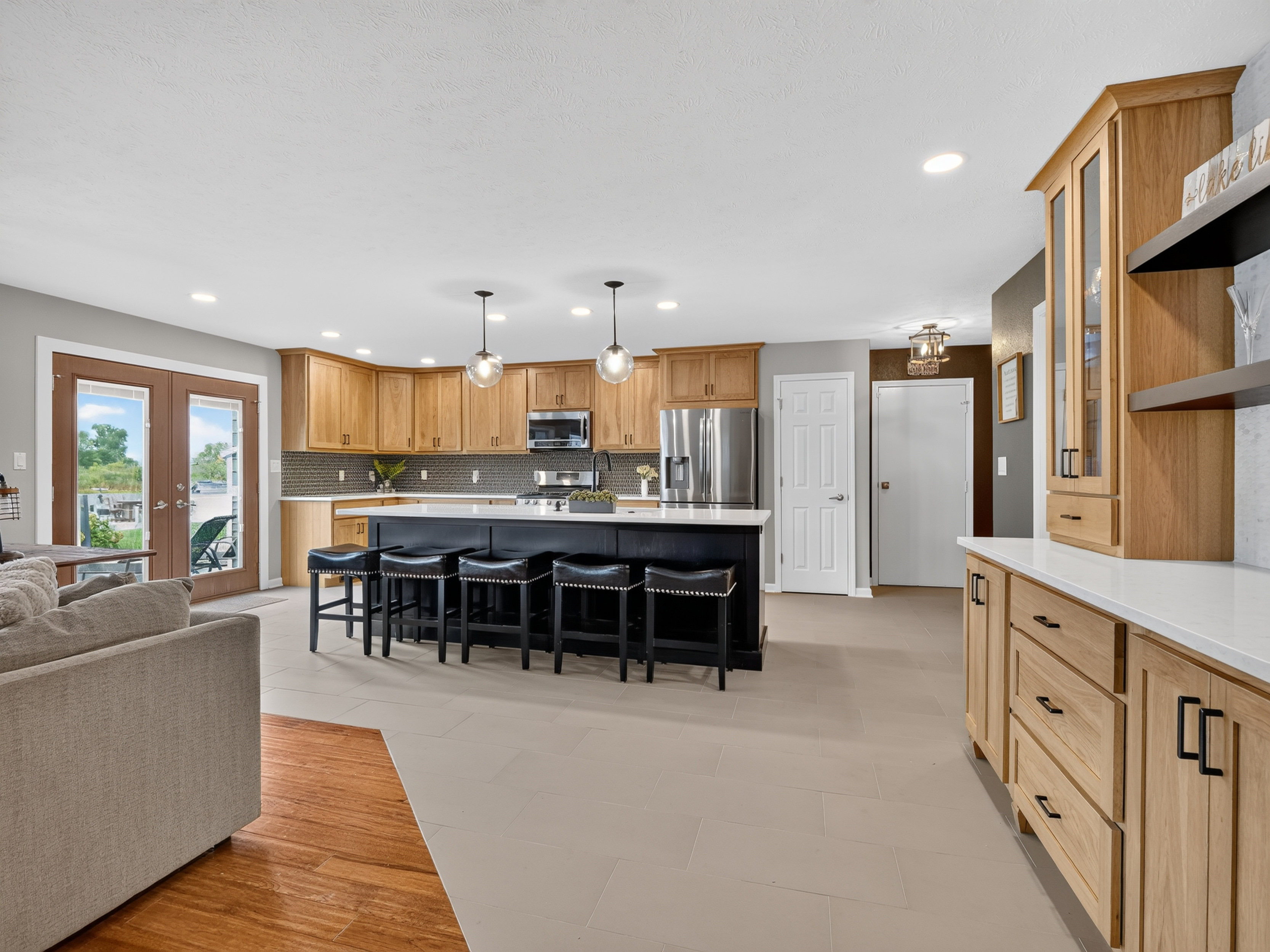  5 Bedroom Home with Lake Wawasee Channel Frontage - 物件實景