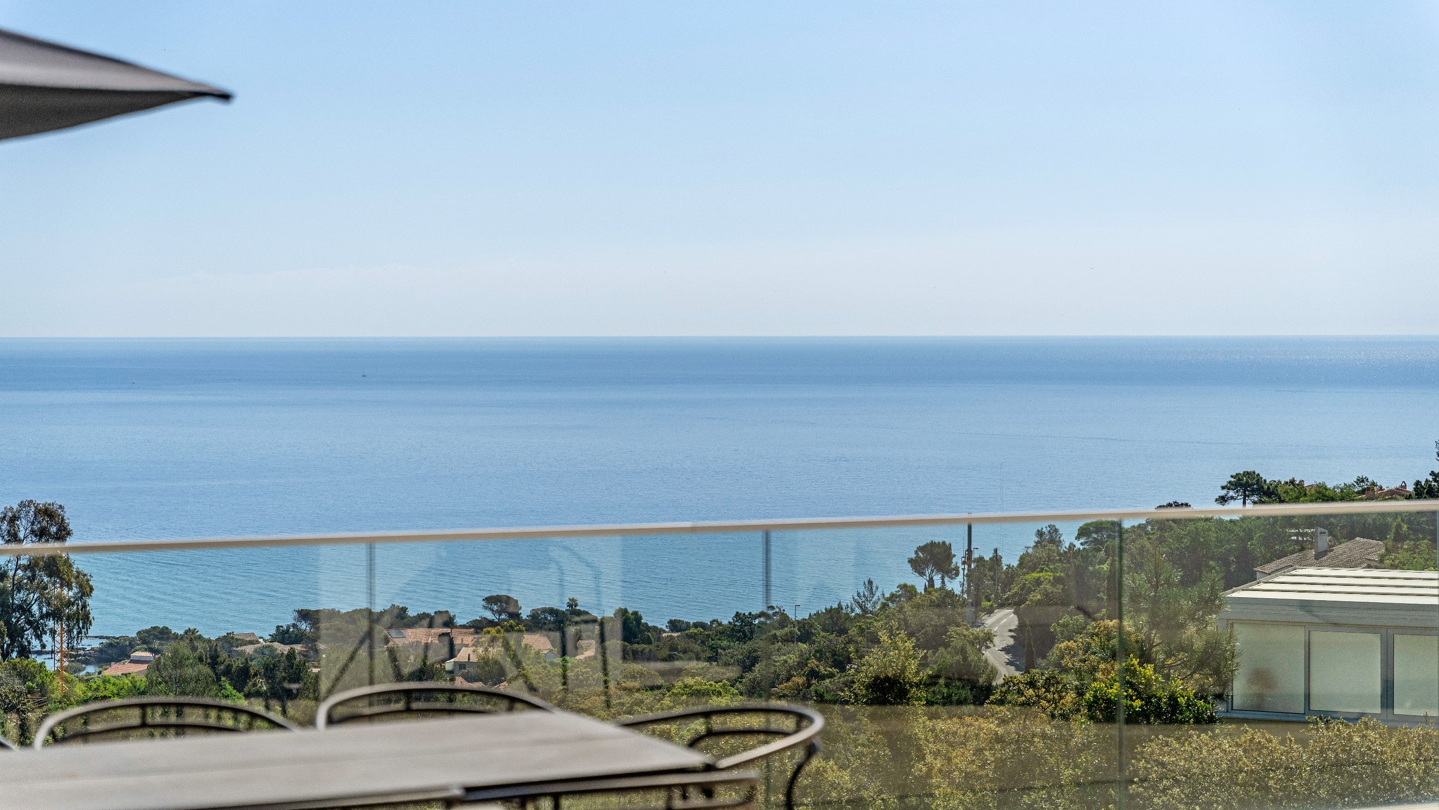  Les Issambres: contemporary villa with pool and sea view, sole agent - 物件實景