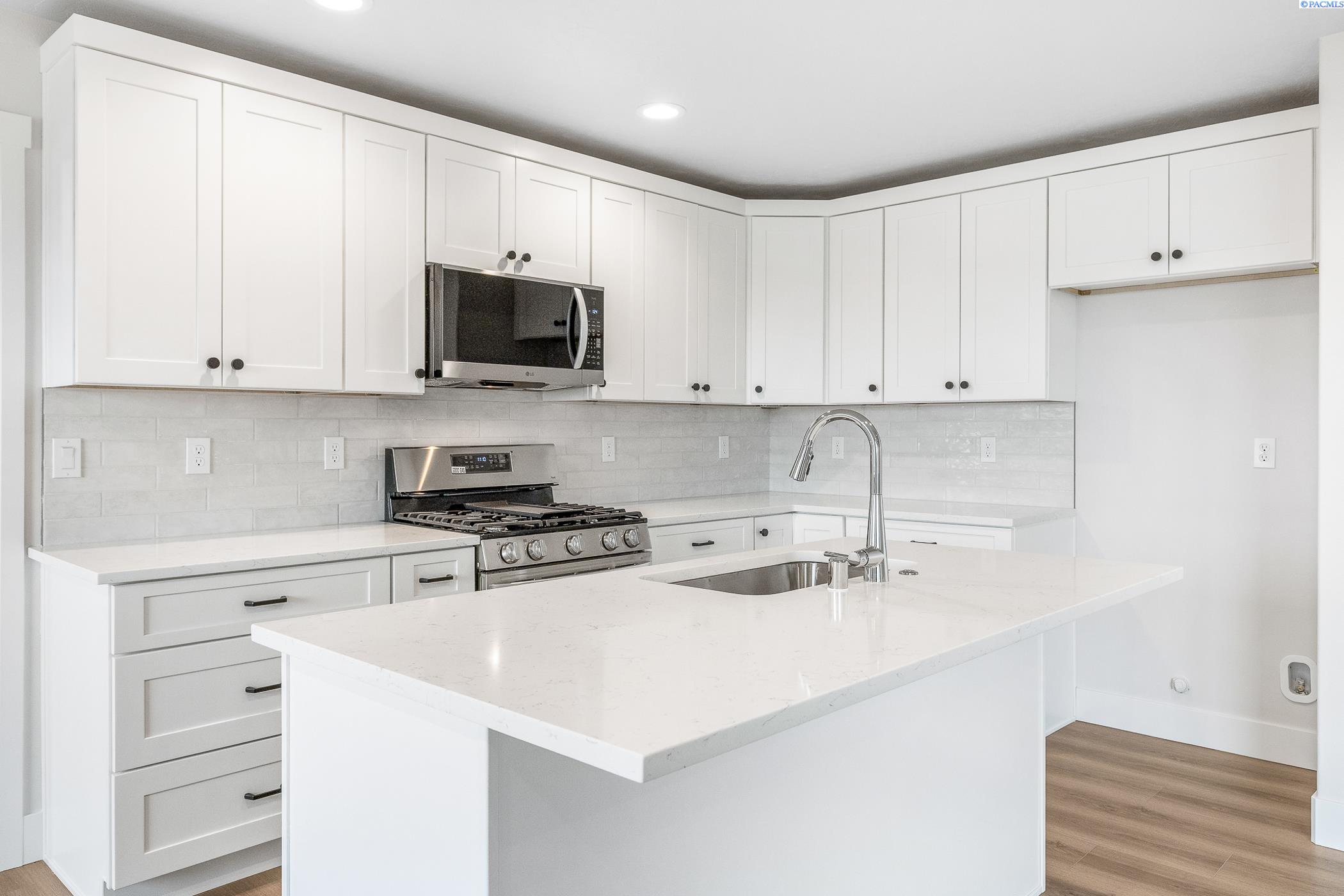 Kennewick, Washington, 99338, United States, 4 Bedrooms Bedrooms, ,1 BathroomBathrooms,Residential,For Sale,1988920