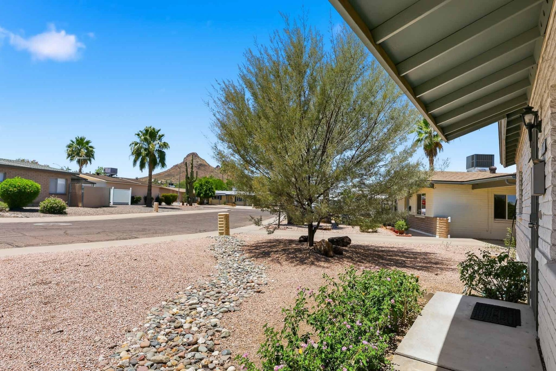  2310 E Betty Elyse Lane  Phoenix, AZ - 物件實景