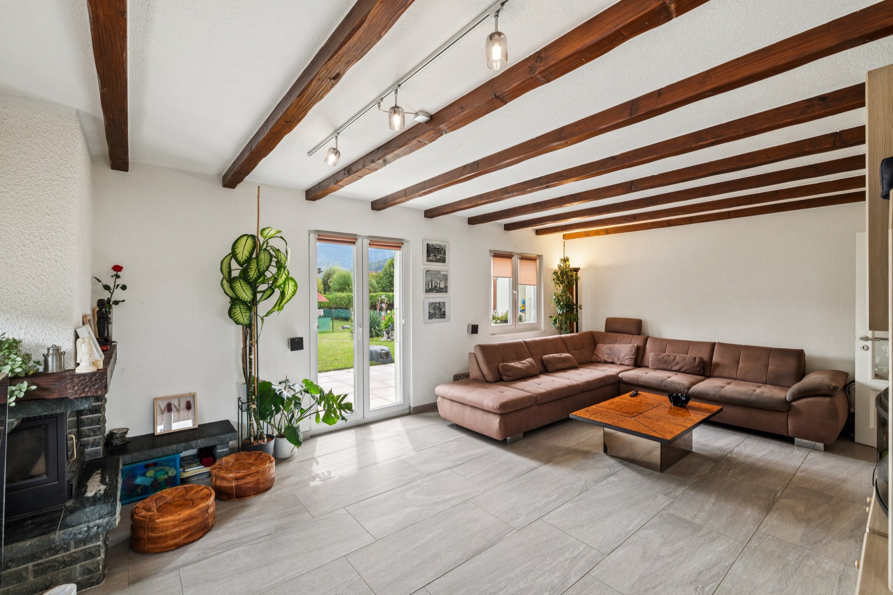  A family home nestled in the heart of a lush, green setting - 物件實景