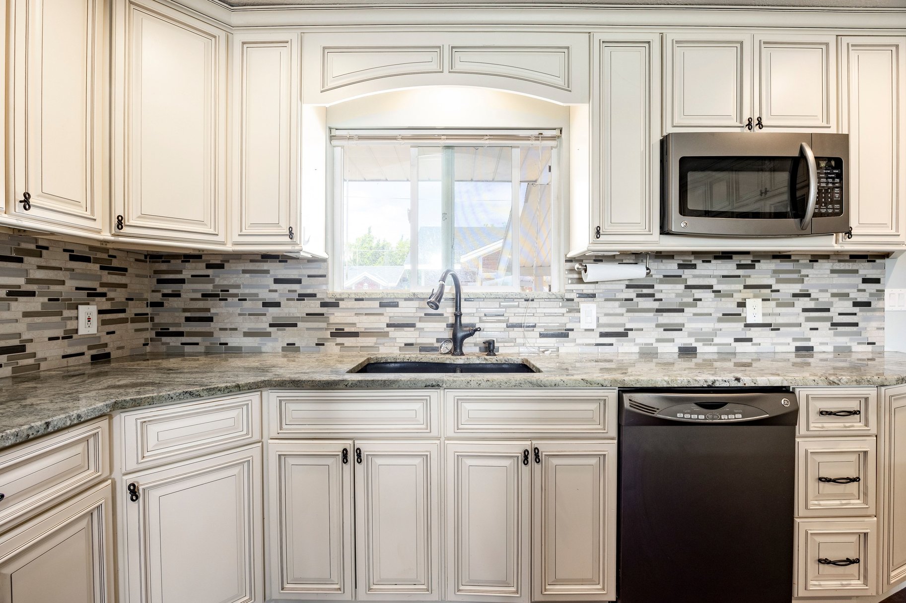  Charming Home with Detached Garage - 物件實景