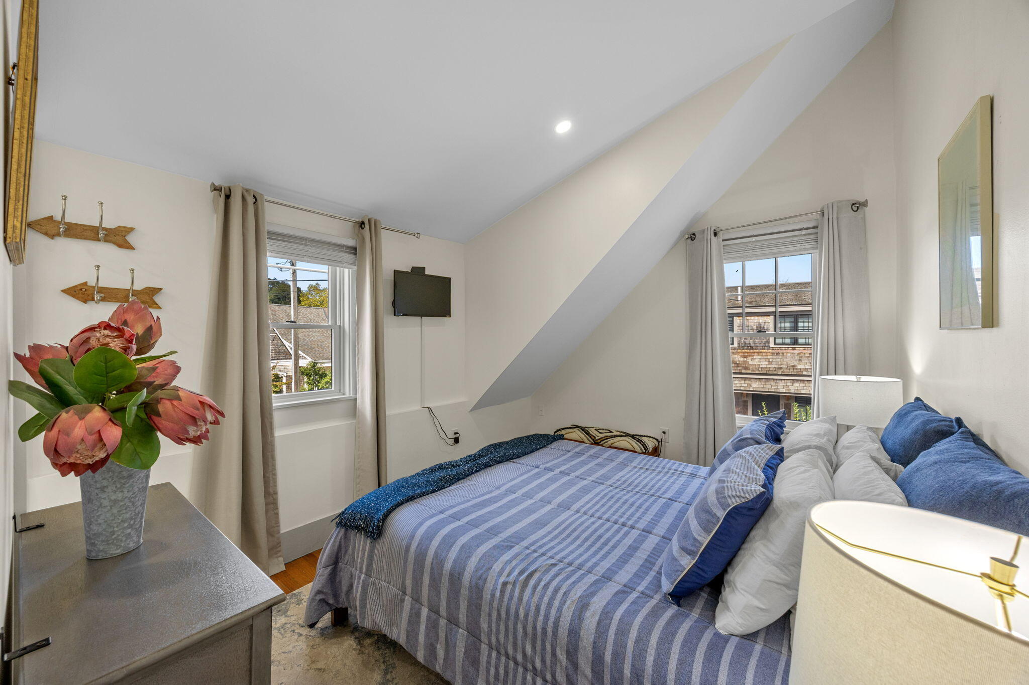  Soaring Ceilings, Two Private Decks & a Fresh Take on East End Living - 物件實景