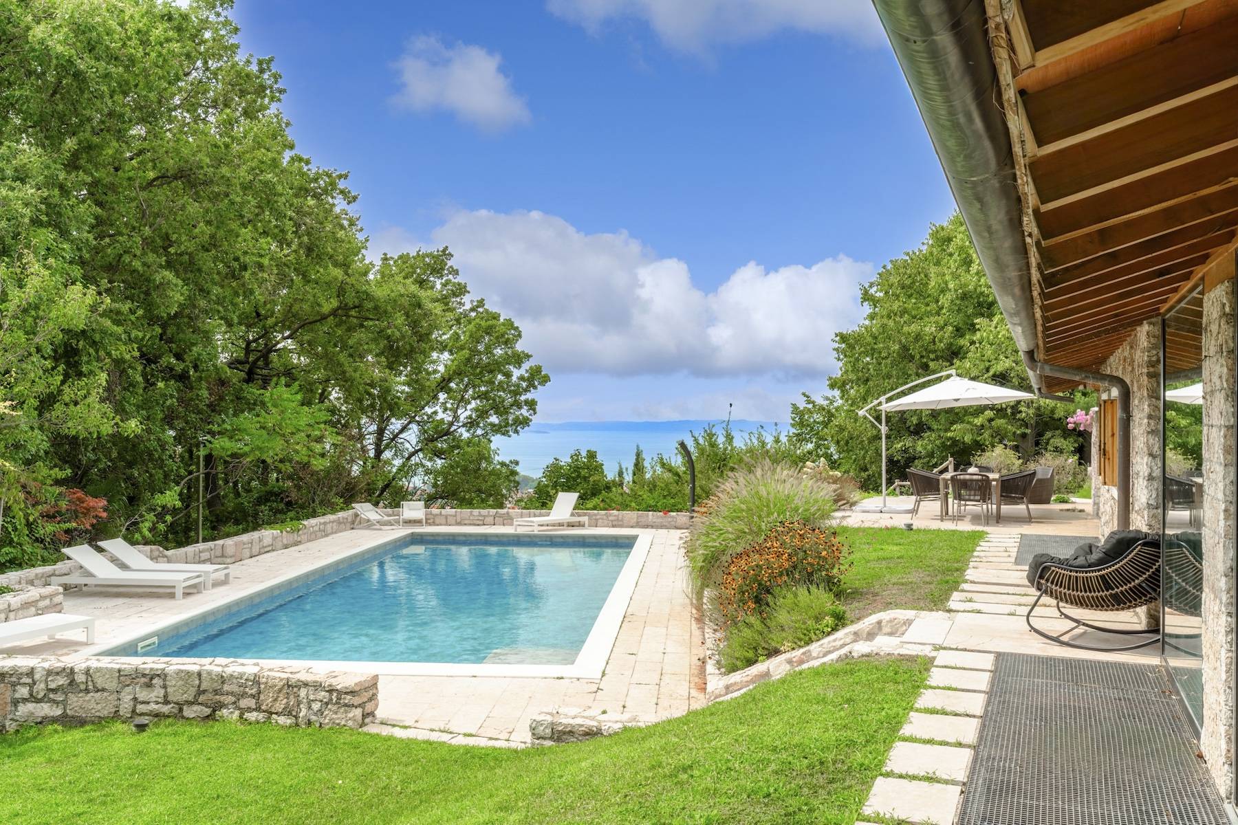 Villa among the hills of Bardolino with lake view and swimming pool 