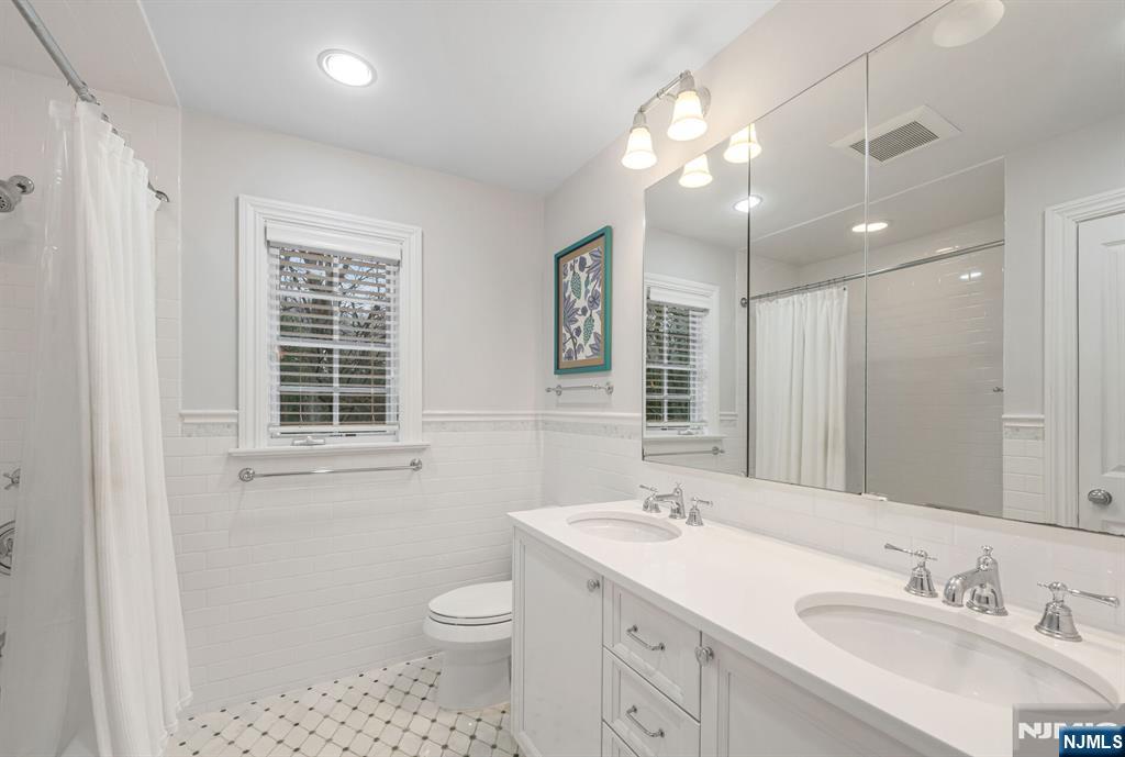 Tenafly, New Jersey, 07670, United States, 6 Bedrooms Bedrooms, ,5 BathroomsBathrooms,Residential,For Sale,1743574