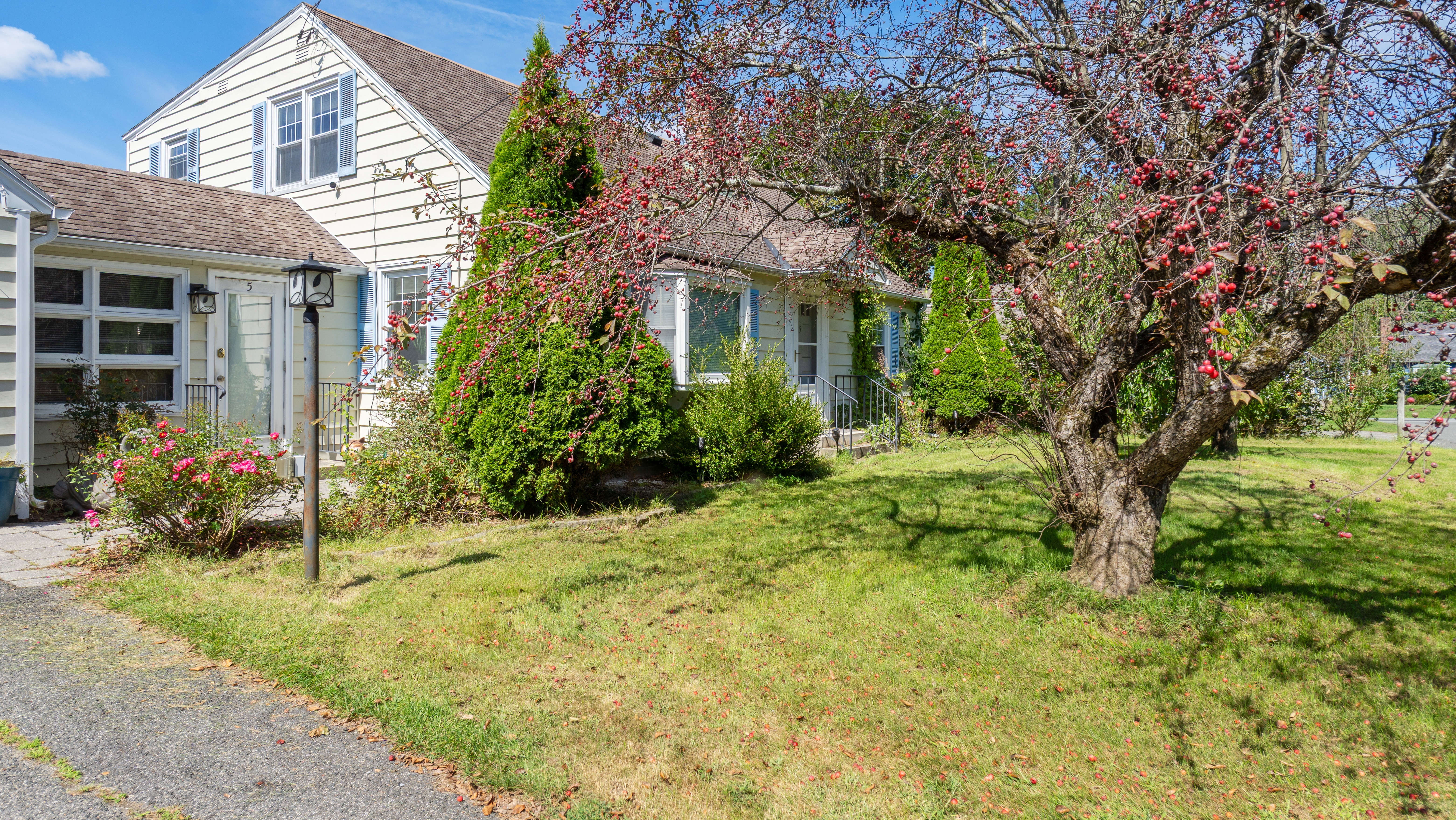  CHARMING IN-TOWN CAPE ON SPACIOUS LOT WITH INGROUND POOL - 物件實景