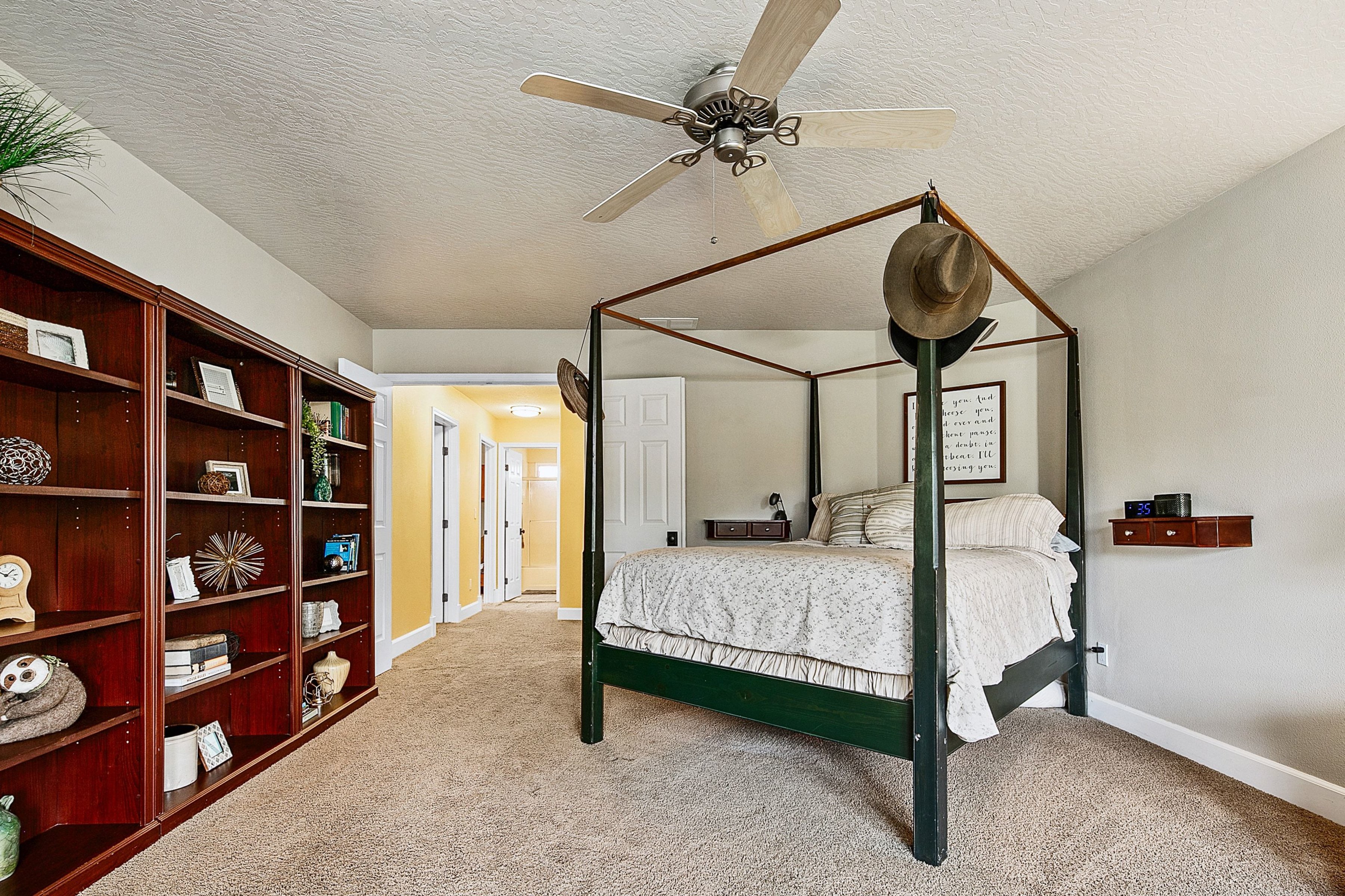  Spacious Updated Home Backs To Park With Scenic Foothills Views - 物件實景