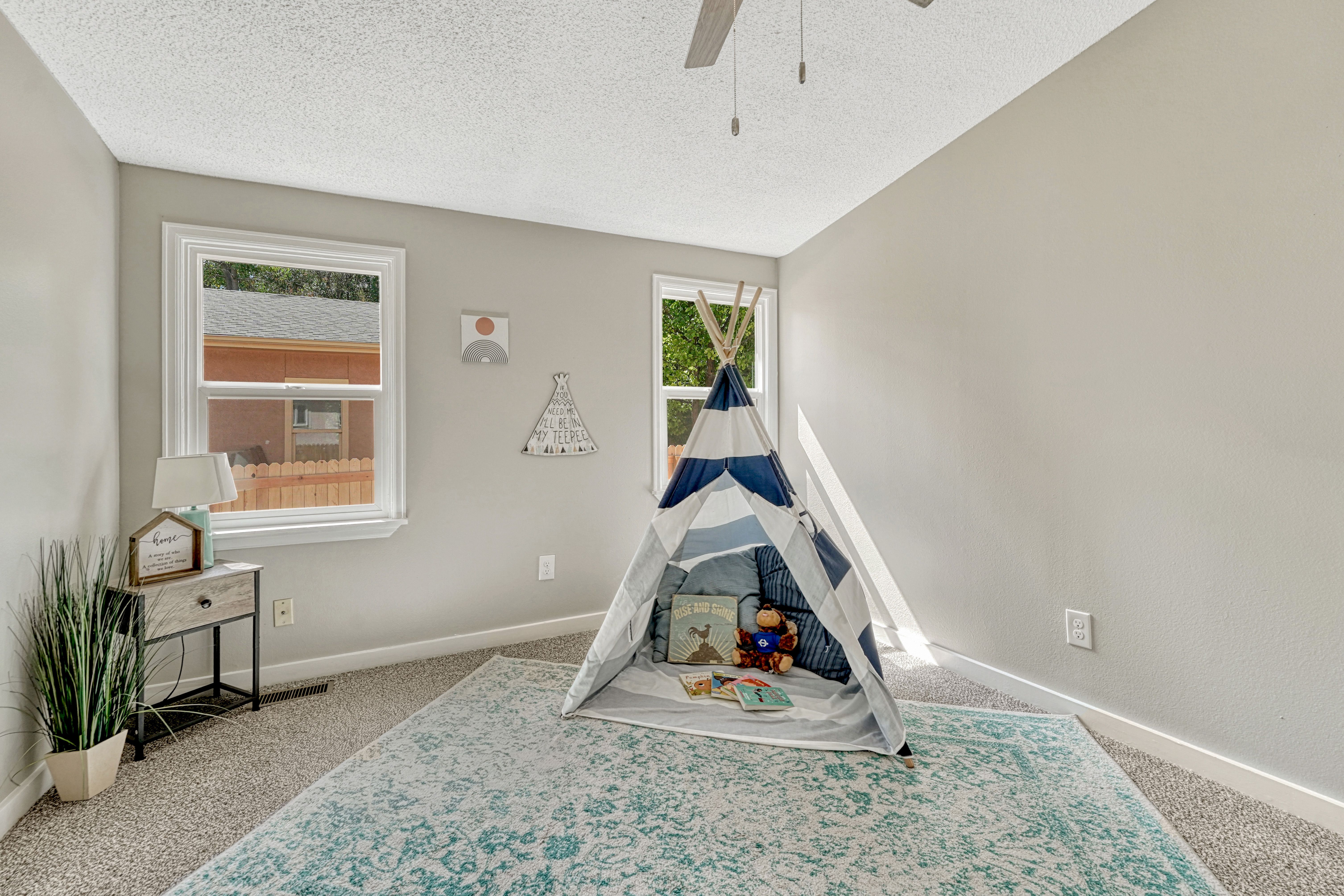  Welcome to This Beautifully Updated Home in Calvert Heights - 物件實景