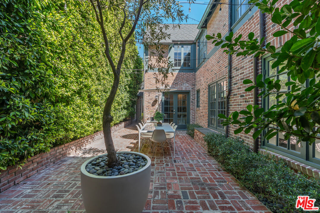 Los Angeles, California, 90020, United States, 5 Bedrooms Bedrooms, ,5 BathroomsBathrooms,Residential,For Sale,1939583
