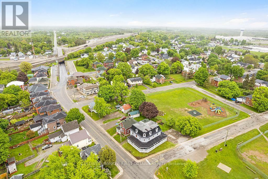 SMITHS FALLS, Ontario, K7A 2Z5, CA, 8 Bedrooms Bedrooms, ,6 BathroomsBathrooms,Residential,For Sale,1865309