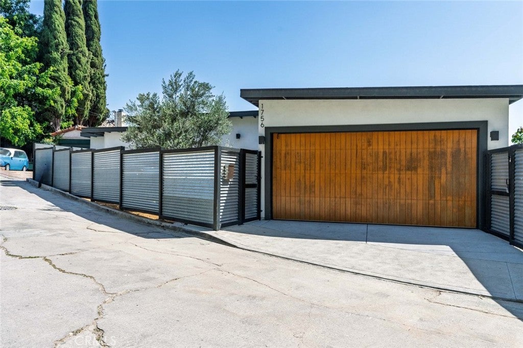 Los Angeles, California, 90026, United States, 3 Bedrooms Bedrooms, ,3 BathroomsBathrooms,Residential,For Sale,2040184