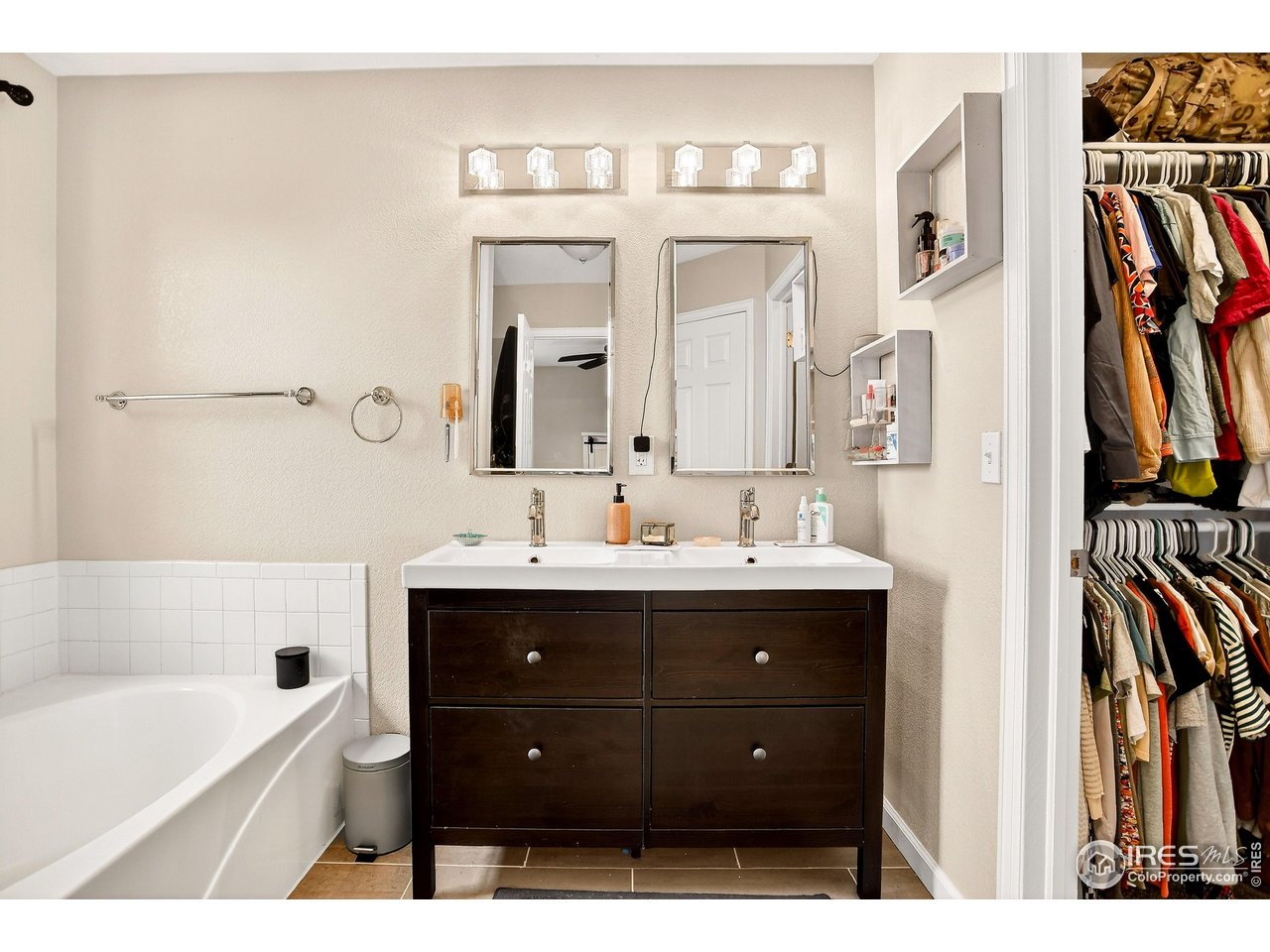 Aurora, Colorado, 80015, United States, 4 Bedrooms Bedrooms, ,2 BathroomsBathrooms,Residential,For Sale,2001847