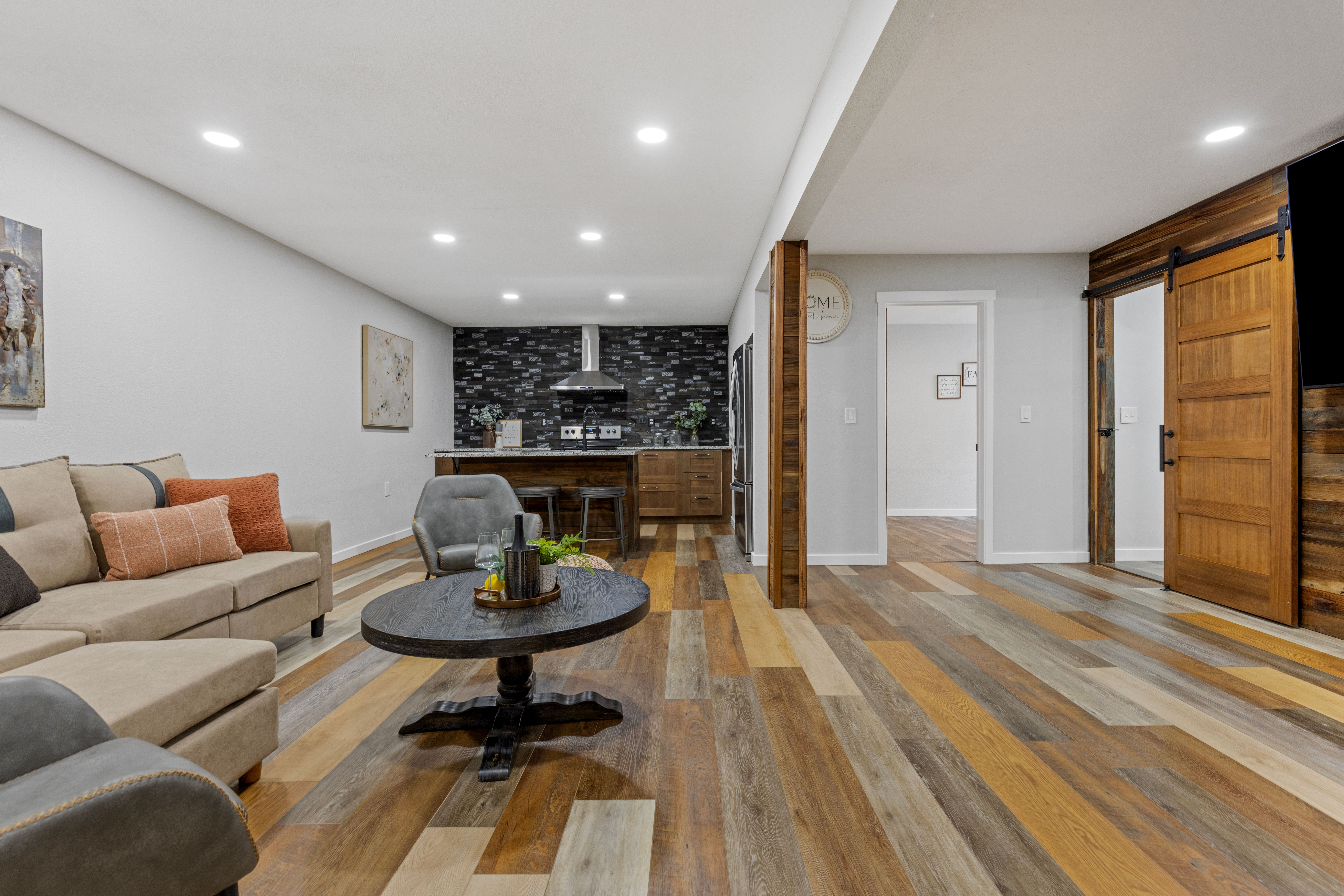  Beautifully Renovated Ranch Home for Multigeneration Living with Two Kitchens - 物件實景