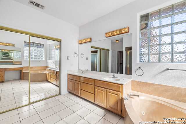 Kerrville, Texas, 78028, United States, 3 Bedrooms Bedrooms, ,3 BathroomsBathrooms,Residential,For Sale,1982669