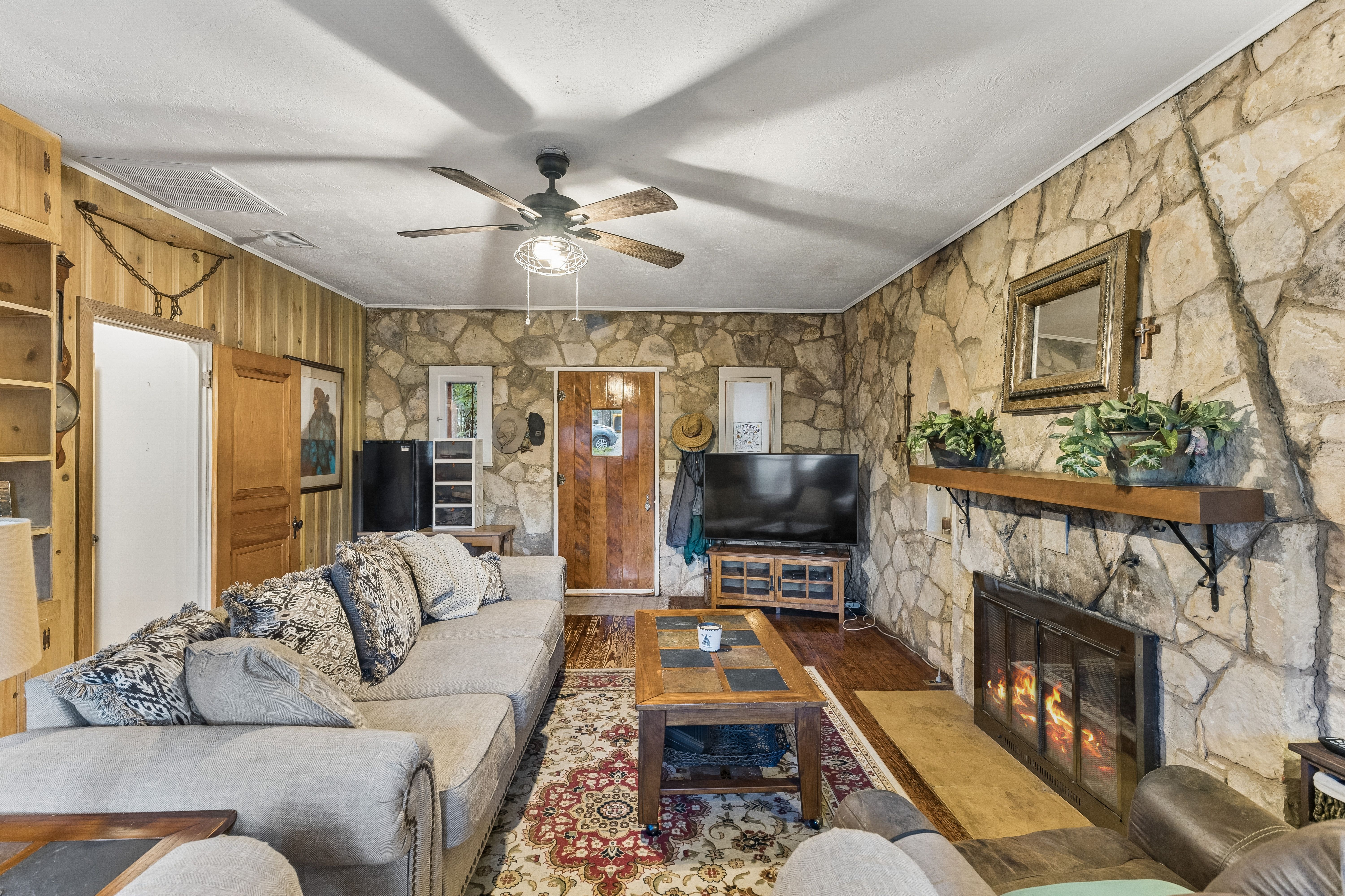  Spanish-Style Historic Woodland Retreat in Helotes - 物件實景