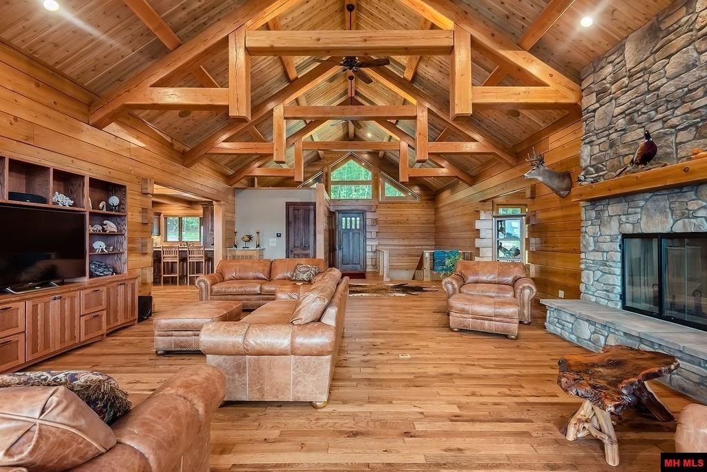 Cotter, Arkansas, 72626, United States, 4 Bedrooms Bedrooms, ,5 BathroomsBathrooms,Residential,For Sale,1976163