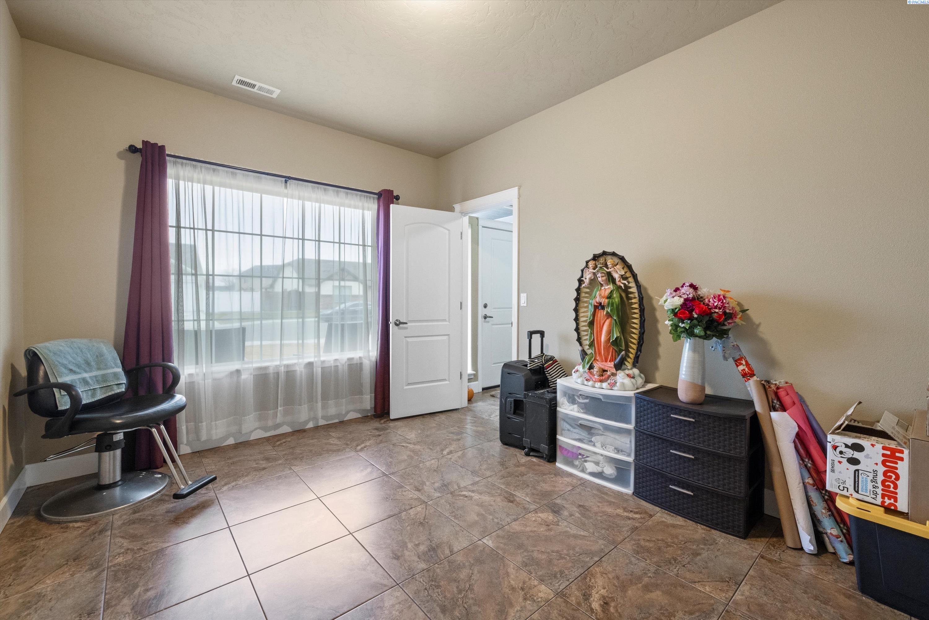 Pasco, Washington, 99301, United States, 6 Bedrooms Bedrooms, ,3 BathroomsBathrooms,Residential,For Sale,1705184