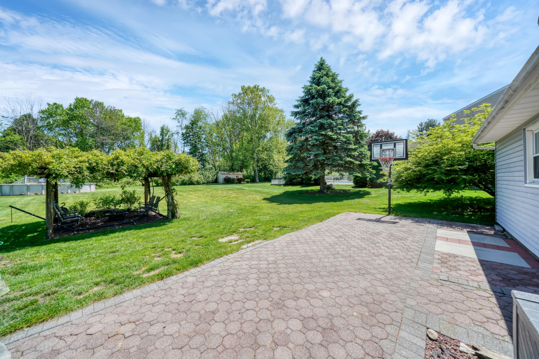  Neighborhood Colonial with Park Like Backyard - 物件實景