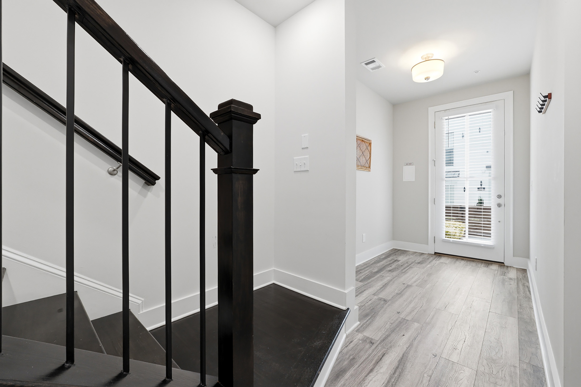  Charming Townhome Designed for Modern Living and Ultimate Functionality - 物件實景