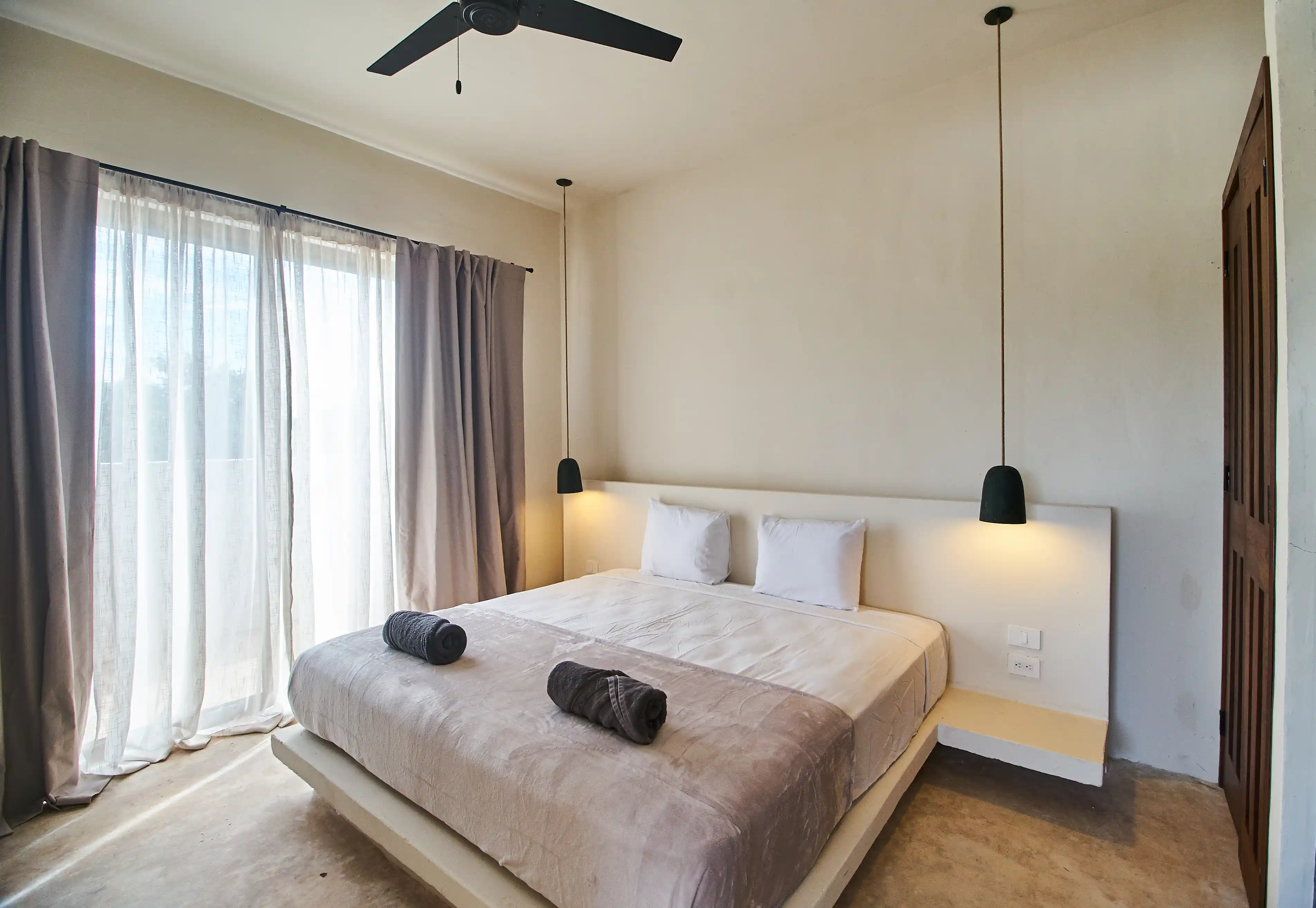  Turnkey Investment: 13-Unit Complex at Market Price - 物件實景