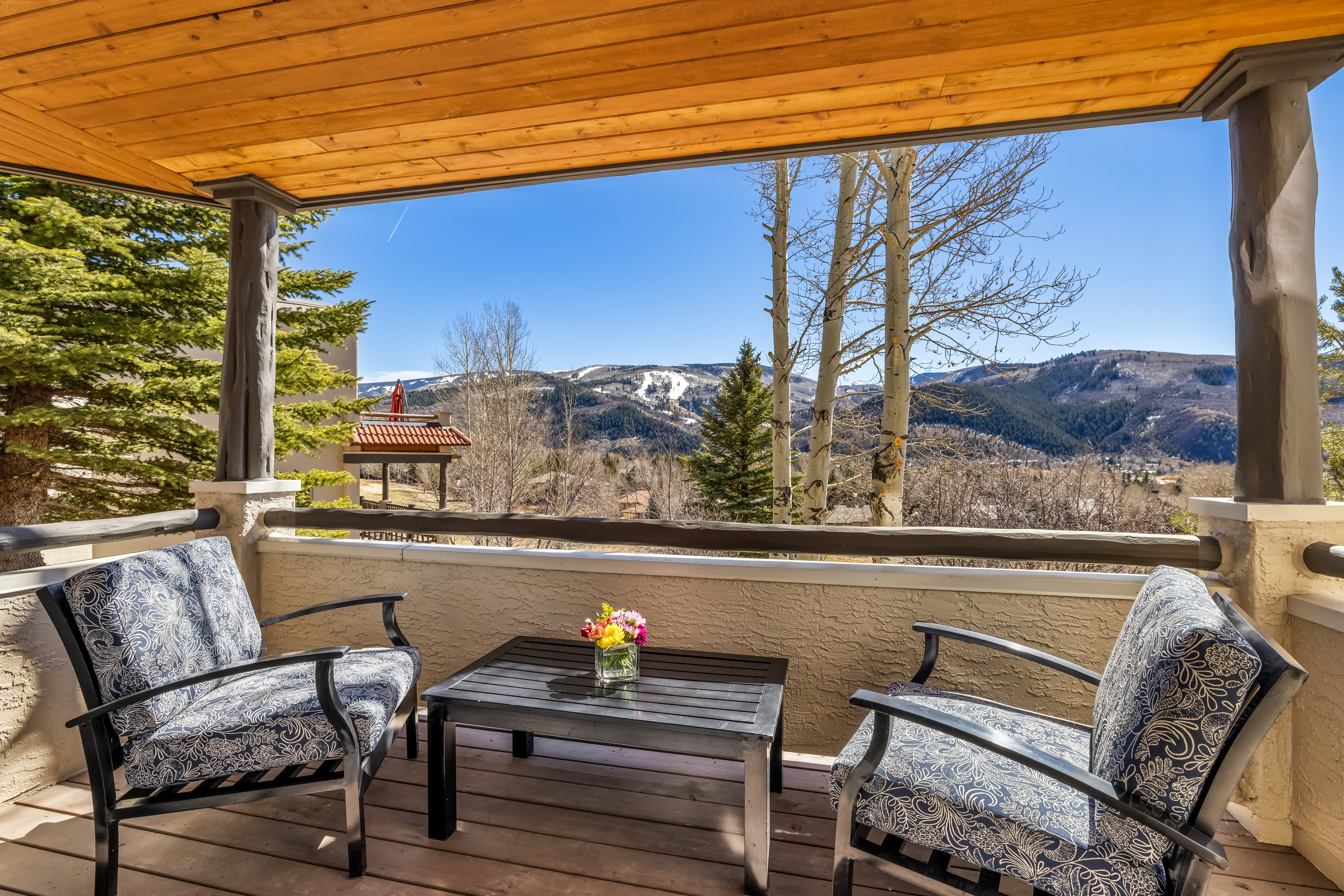  Captures sweeping views of Arrowhead and the surrounding mountain landscape. - 物件實景