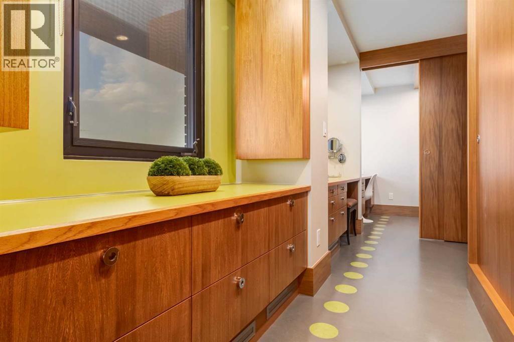 CALGARY, Alberta, T2E 7A8, CA, 2 Bedrooms Bedrooms, ,2 BathroomsBathrooms,Residential,For Sale,1947963