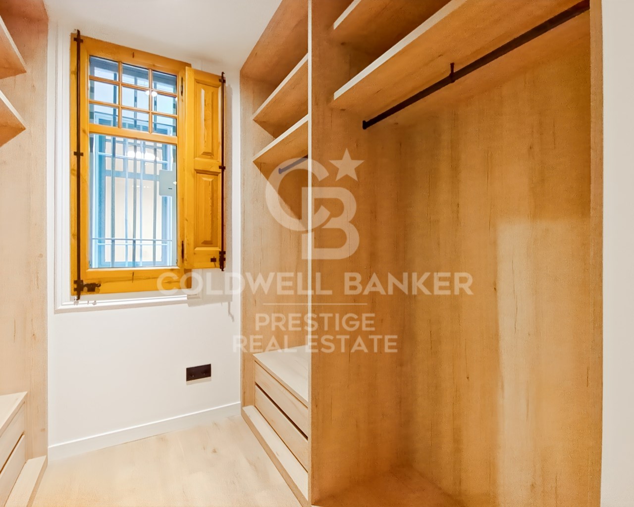 Barcelona, Catalonia, ES, 4 Bedrooms Bedrooms, ,2 BathroomsBathrooms,Residential,For Sale,1708054