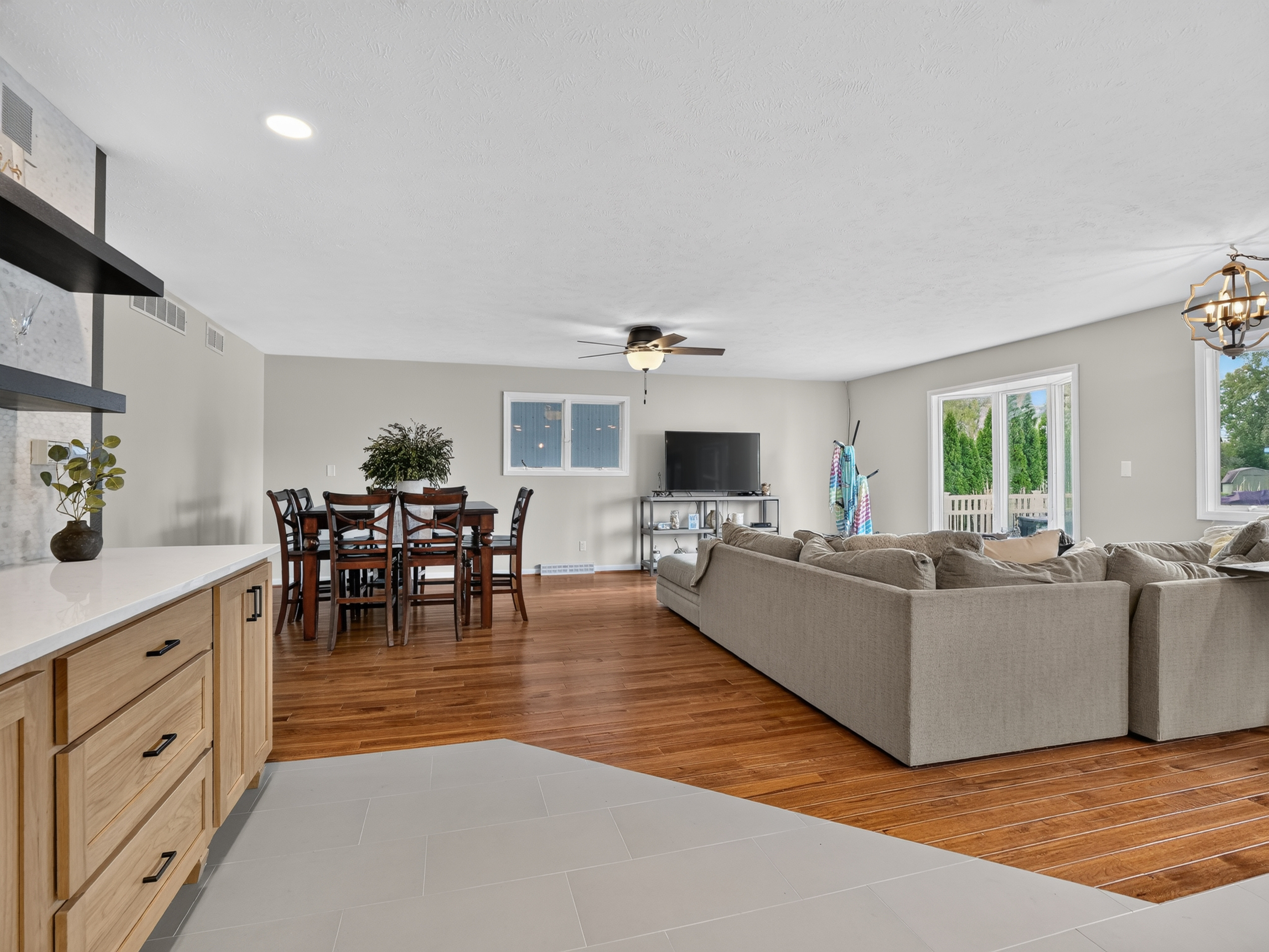  5 Bedroom Home with Lake Wawasee Channel Frontage - 物件實景