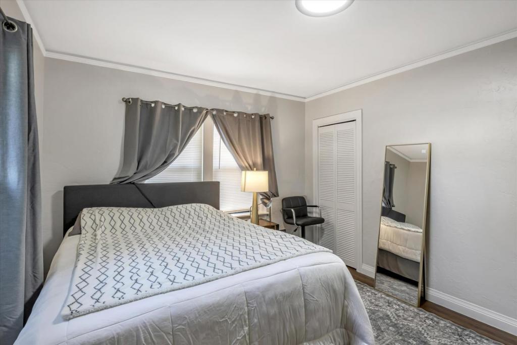 Hayward, California, 94541, United States, 2 Bedrooms Bedrooms, ,1 BathroomBathrooms,Residential,For Sale,1976609