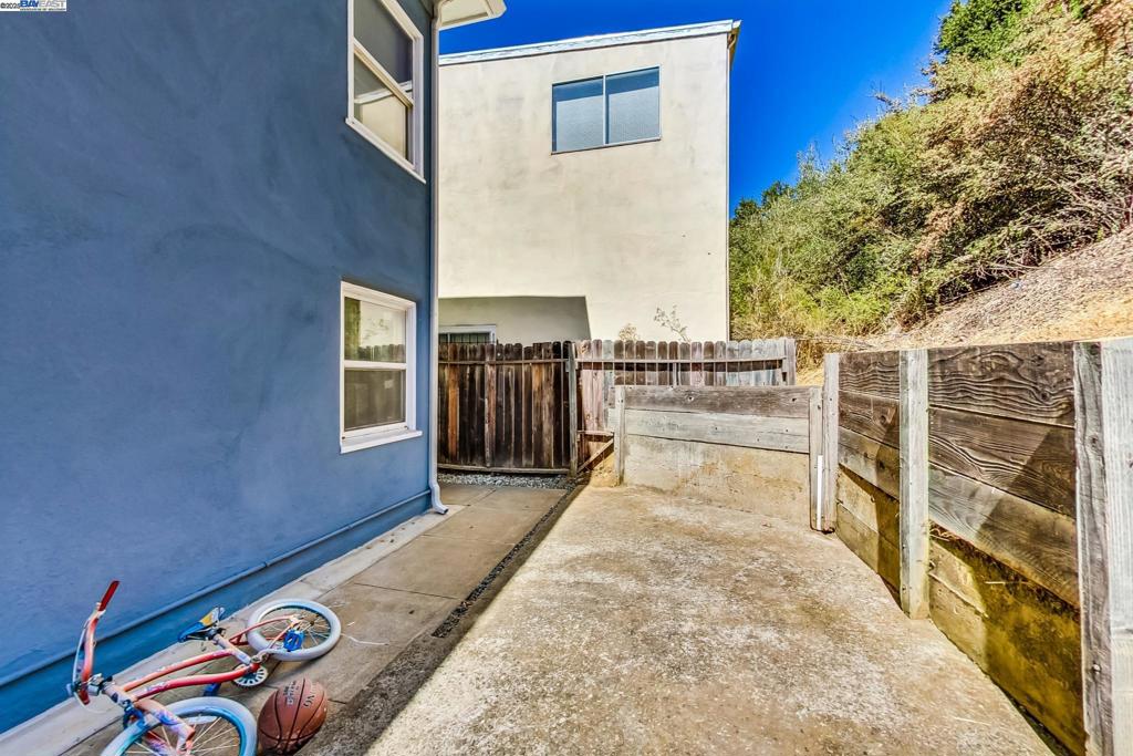 Oakland, California, 94605, United States, ,Residential,For Sale,1921286