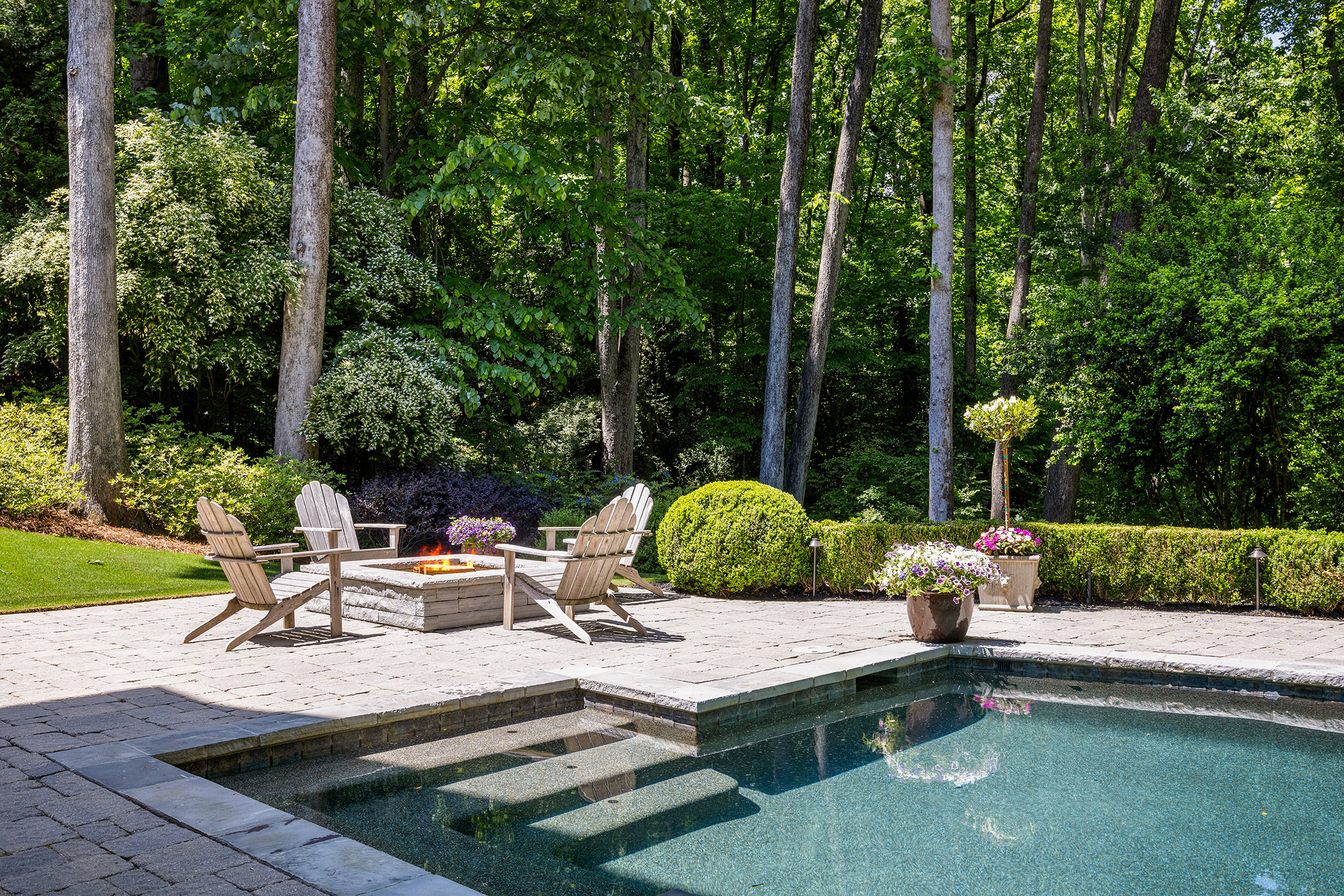  Buckhead Estate Pairs Architectural Presence with Richly Layered Interiors - 物件實景