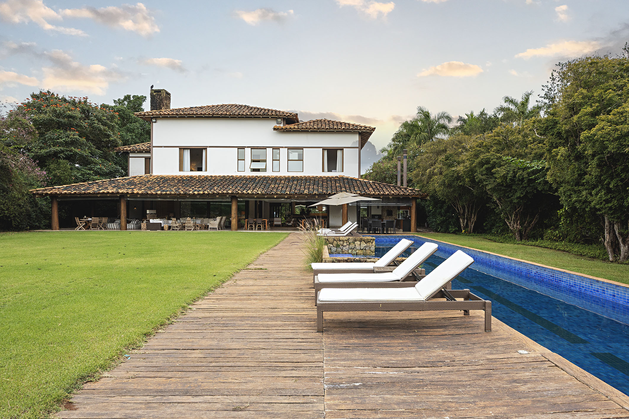  Farmhouse-Style Residence with Permanent Views of the Golf Course - 物件實景