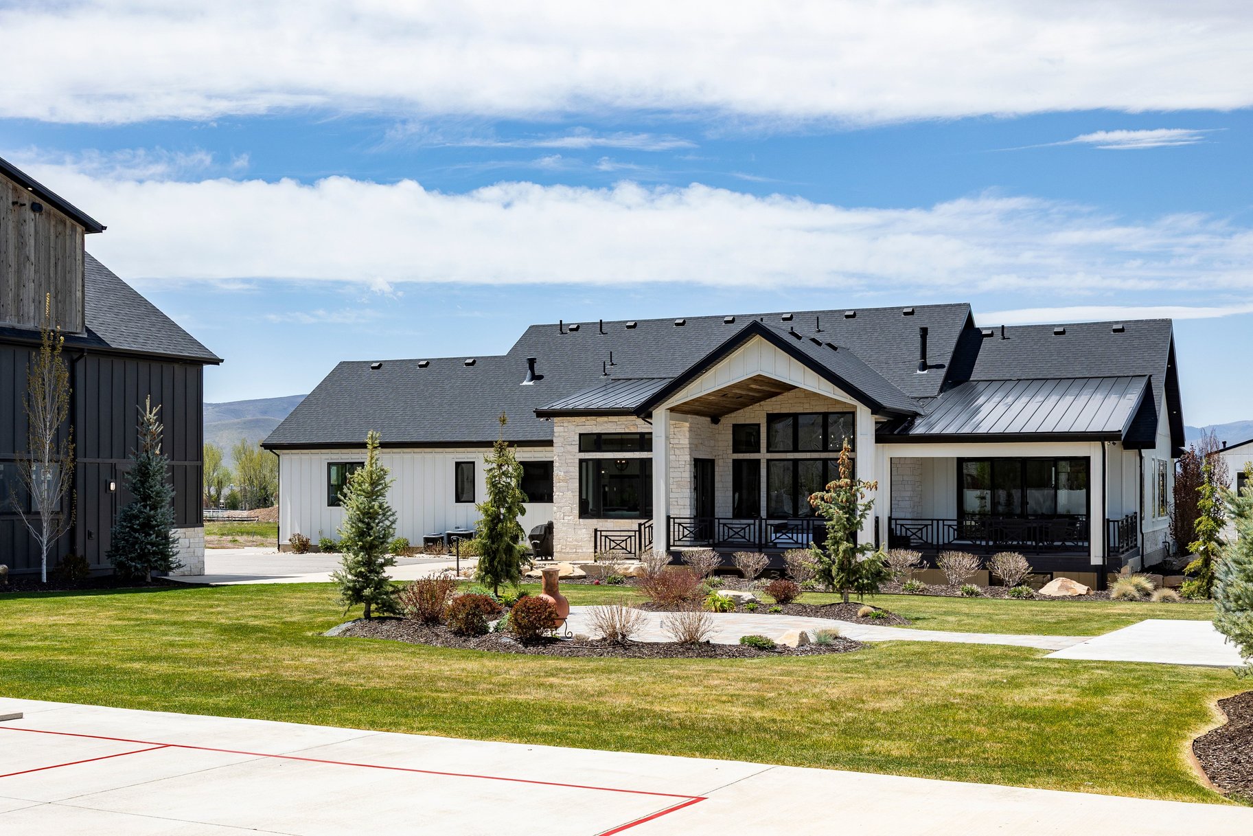  Custom Home with Detached Toy Barn - 物件實景